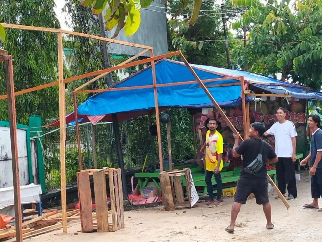 DIRELOKASI: Para pedagang diminta untuk membongkar tempat berjualan di sepanjang Jalan Sei Sesayap, tepatnya di depan gedung tenis indoor Telaga Keramat. (SEPTIAN ASMADI/HRK)