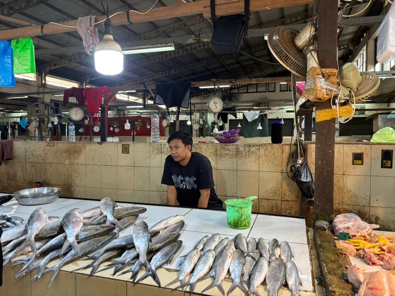 ALAMI KENAIKAN: Harga komoditas ikan layang dan ayam potong di Pasar SAD mengalami kenaikan, Senin (26/1). (IZZA/BP)