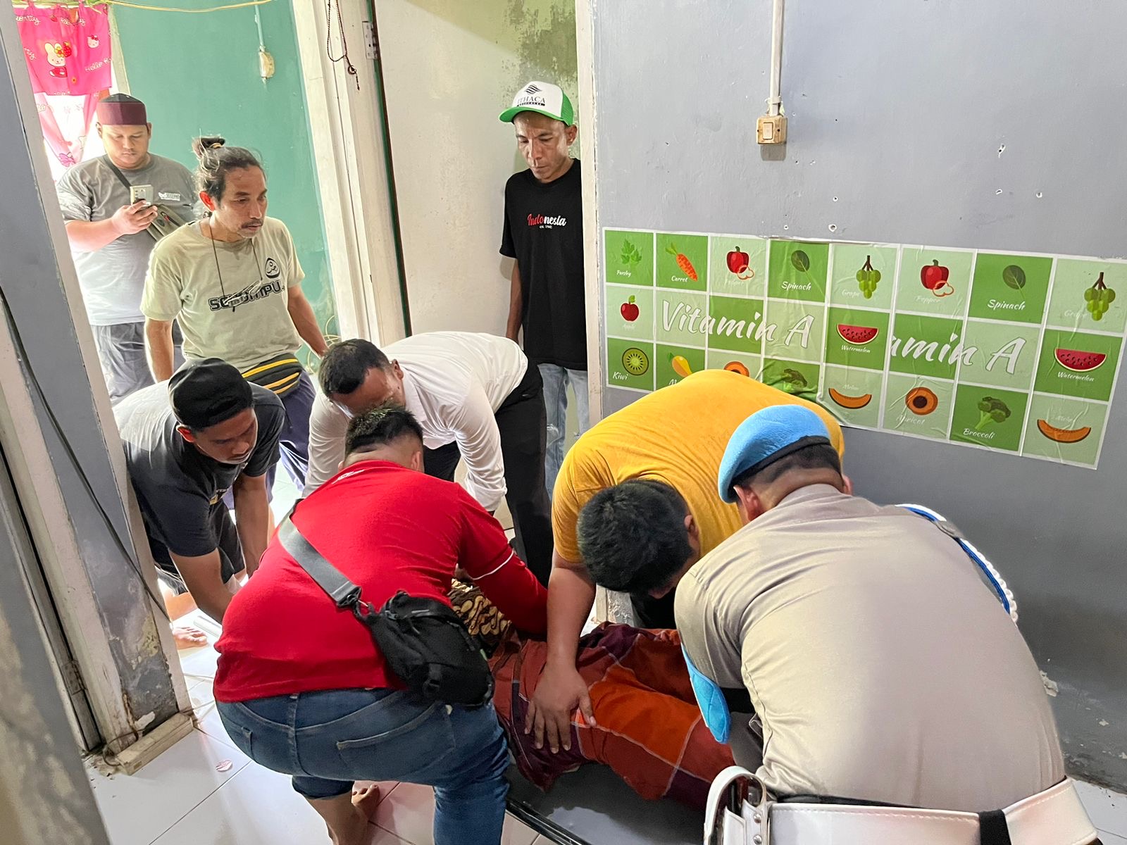 EVAKUASI: Personel Polsek Teluk Bayur dibantu masyarakat saat melakukan evakuasi jasad korban di rumah kontrakannya, Teluk Bayur, kemarin. (AKUSUMA YUNANDA/BP)