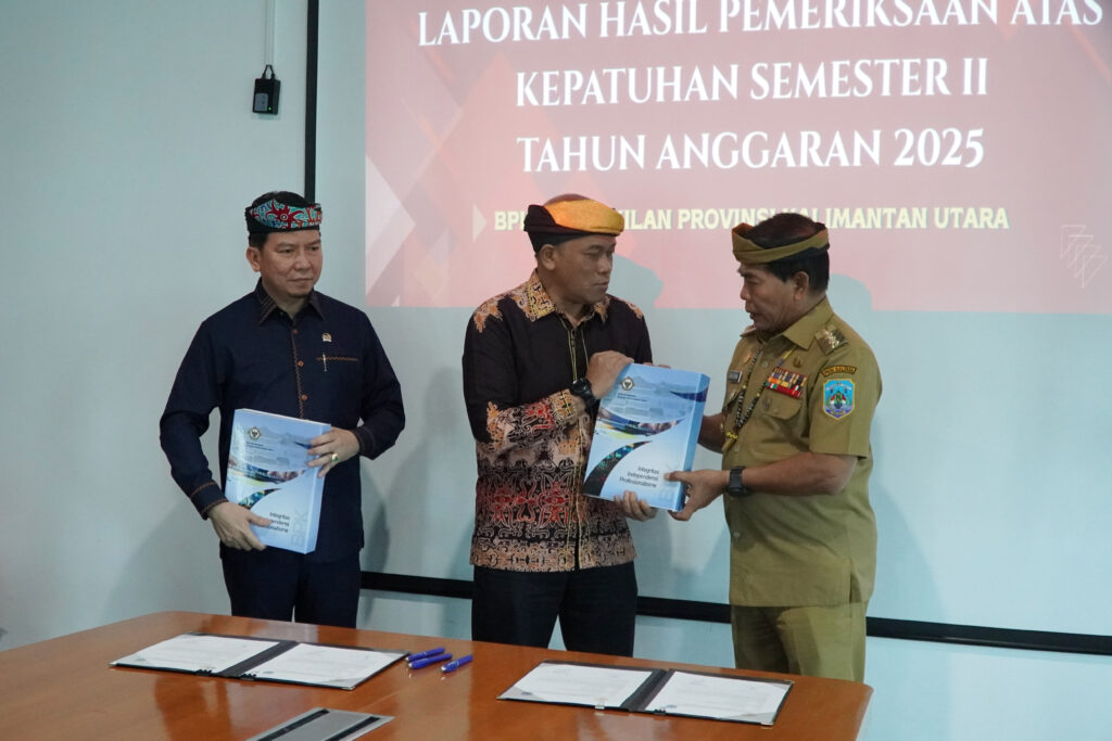 TERIMA LHP: Kepala BPK Perwakilan Kaltara Dwi Sabardiana, serahkan LHP dan Kepatuhan Semester II Tahun Anggaran 2025 kepada Gubernur Kaltara Zainal A Paliwang. (DKISP KALTARA)