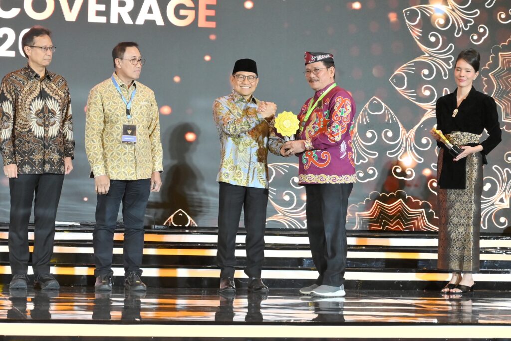 UKIR PRESTASI: Menko PM Abdul Muhaimin Iskandar  serahkan penghargaan UHC Award 2026 kepada Wagub Kaltara Ingkong Ala. (DKISP KALTARA)
