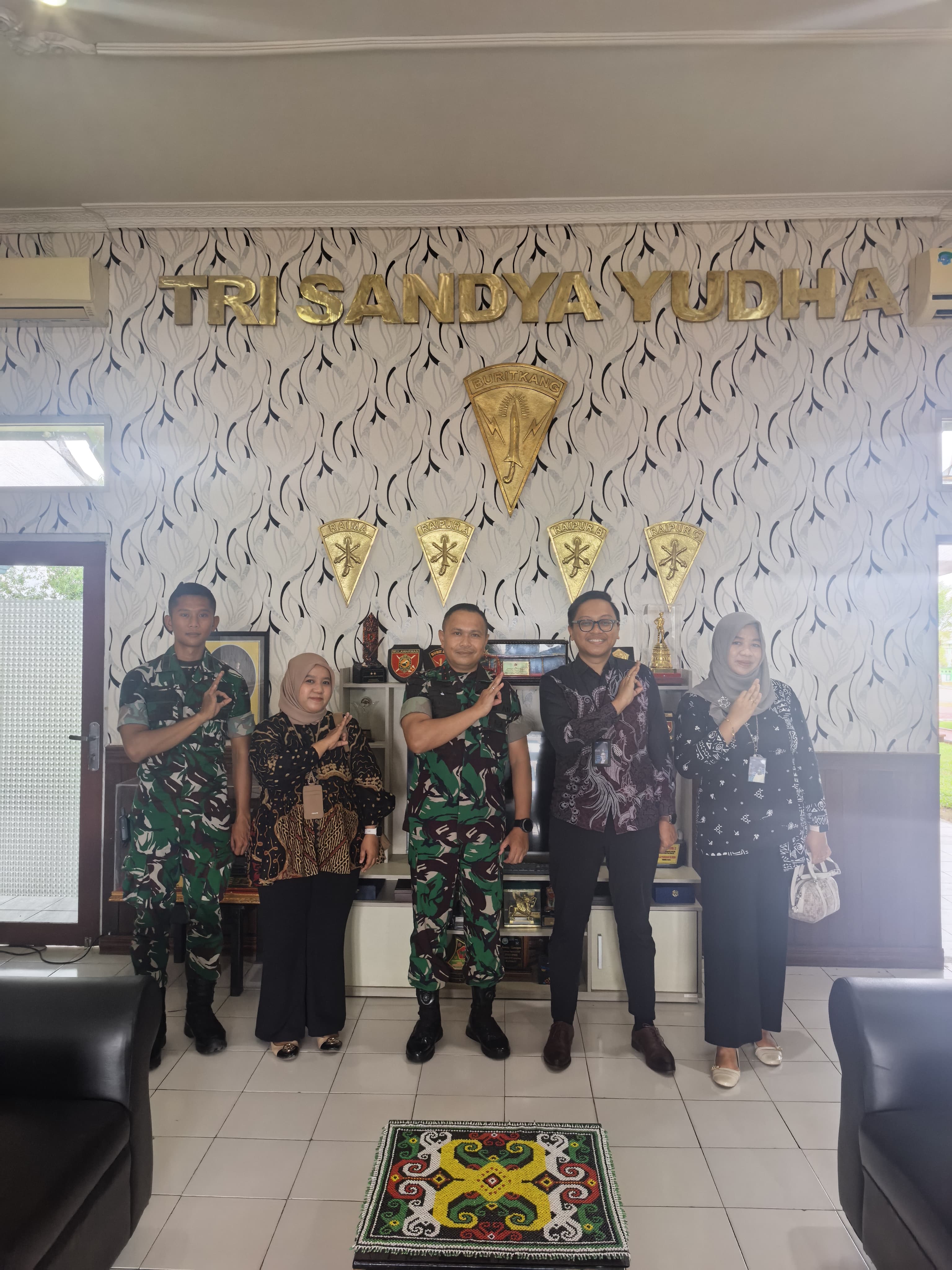 PERKUAT SINERGITAS: Pimpinan BRI BO Tanjung Reseb, Audrey Hansi Herlambang saat berkunjung ke Mako Batalyon Artileri Meda (Yon Armed) Buritkang, Selasa (27/1). (SENO/BP)