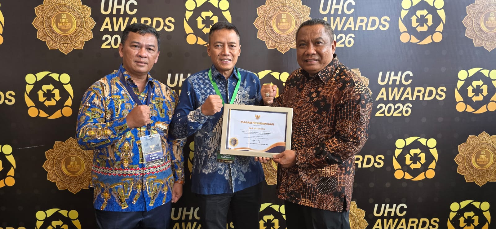 PENGHARGAAN: Sekkab Bulungan Risdianto (tengah) menerima penghargaan UHC Award tingkat Madya. (PEMKAB BULUNGAN)