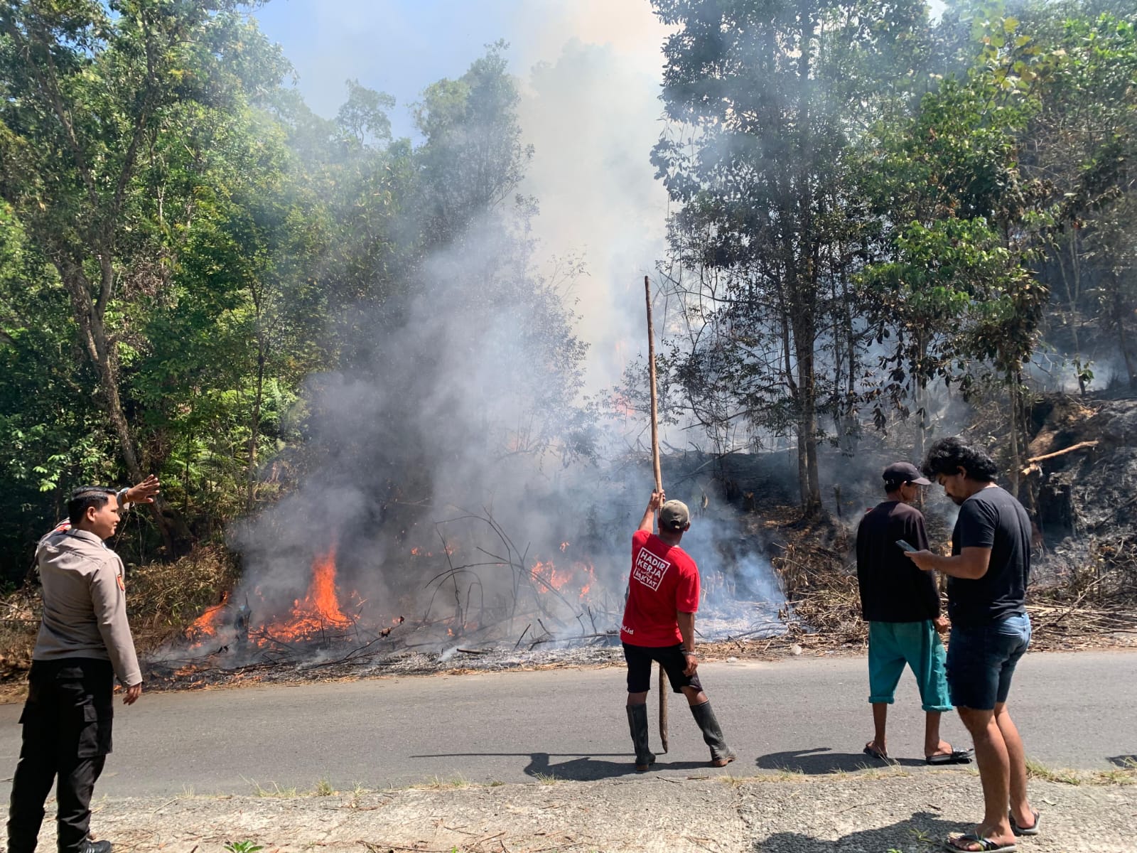 WASPADA: Kebakaran hutan melanda di Kelurahan Juata Laut, Sabtu (24/1). (BPBD TARAKAN UNTUK HRK)