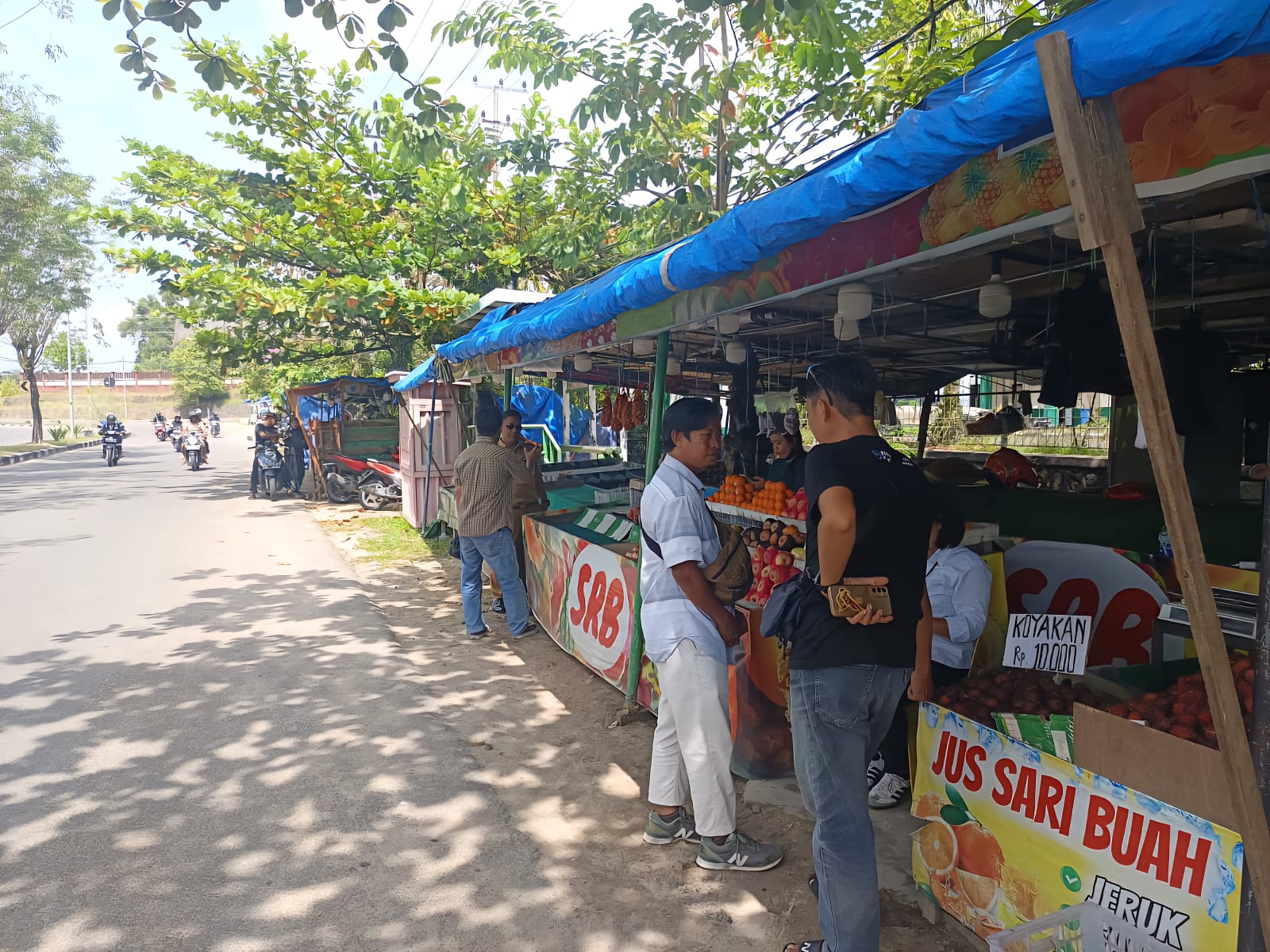RENCANA RELOKASI: Salah seorang pedagang buah masih berjualan ditengah rencana relokasi, Selasa (27/1). (SEPTIAN ASMADI/HRK)