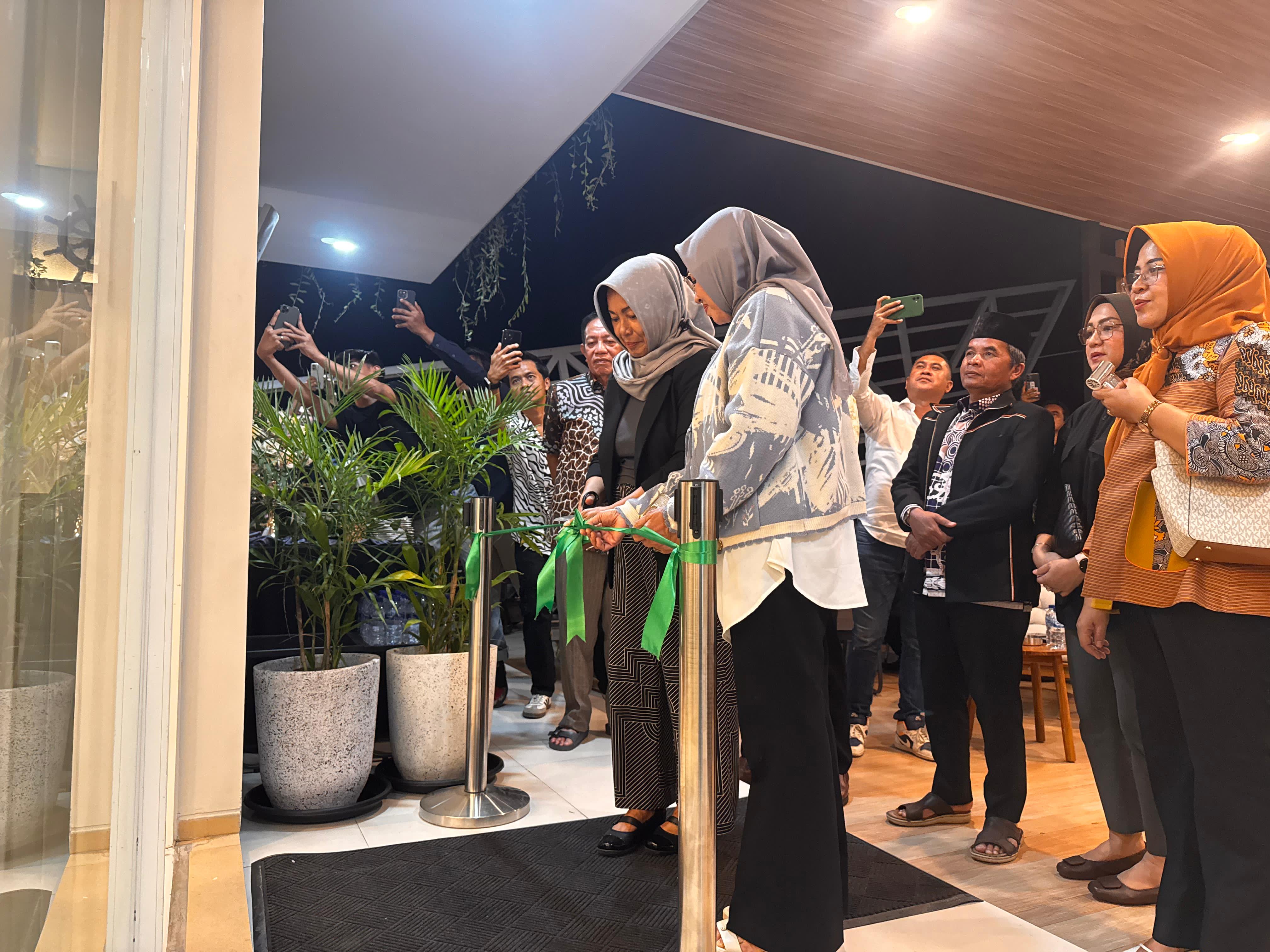 MERIAH: Pembukaan Kafe Titik Koma di Jalan Pulau Derawan ditandai dengan pemotongan pita yang dilakukan oleh Owner Kafe, Makmur HAPK MM berserta Istri Sri Marawiah, tamu undangan dan masyarakat. (BP)