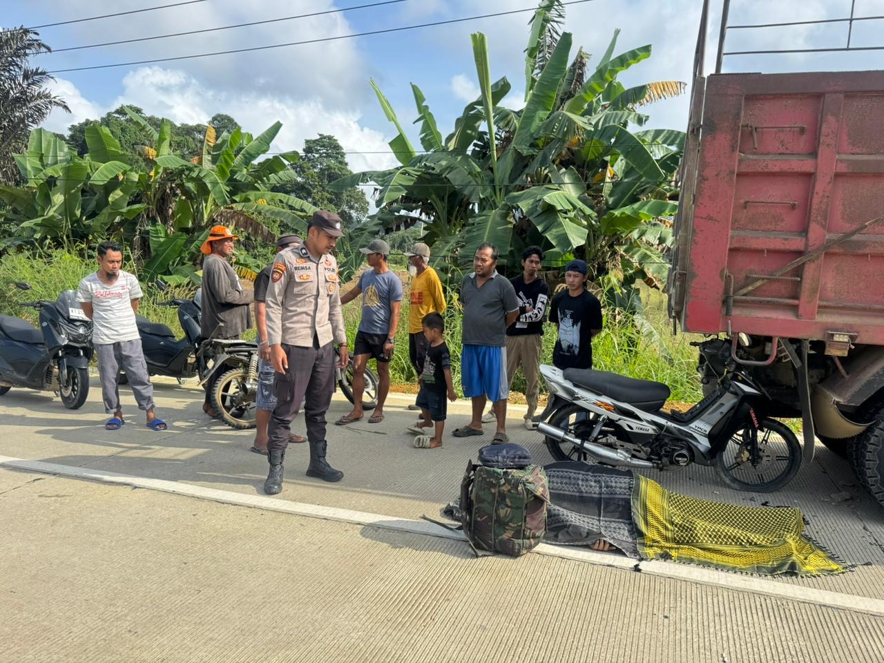 LAKA LANTAS: Korban yang menabrak truk di Jalan Poros Biatan dinyatakan meninggal dunia dan langsung dievakuasi. (ARTA KUSUMA YUNANDA/BP)