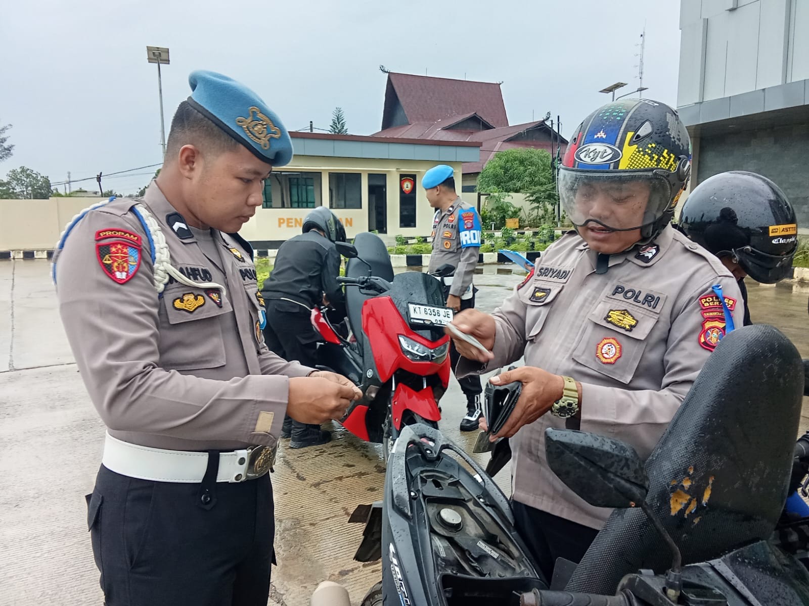 PERIKSA KENDARAAN: Kasi Propam Polres Berau saat melakukan pemeriksaan terhadap surat kendaraan personel, kemarin. (ARTA KUSUMA YUNANDA/BP)