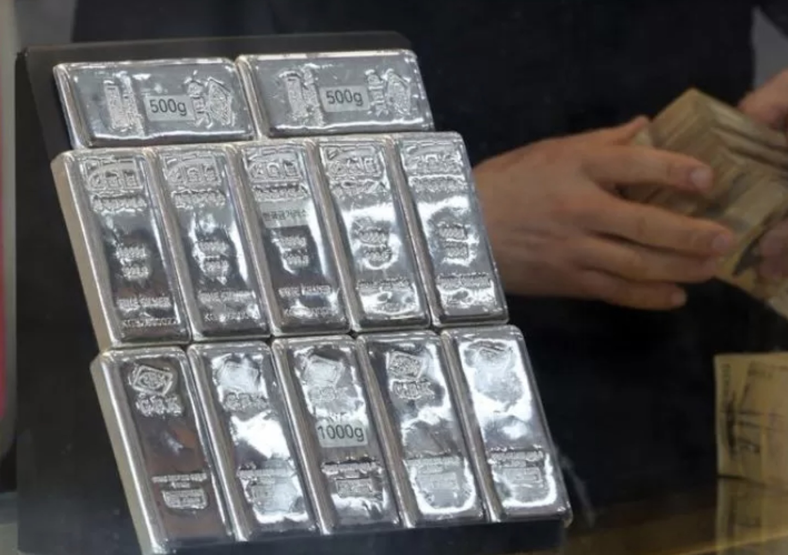 Perak kini menjadi opsi lain selain emas. (Yonhap)