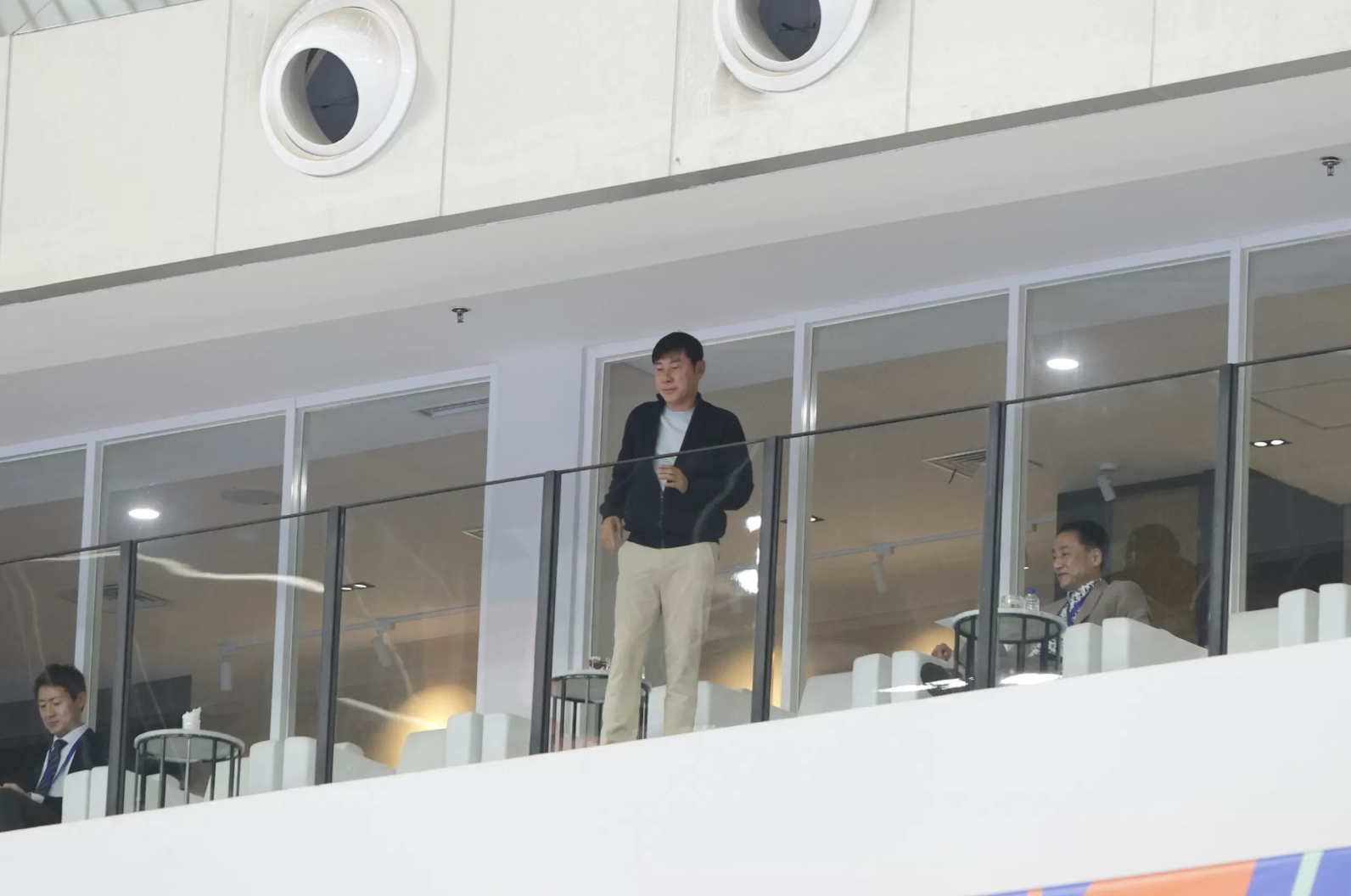 Mantan pelatih Timnas Indonesia, Shin Tae-yong, menyaksikan pertandingan Piala Asia Futsal 2026 antara Timnas Futsal Indonesia vs Korea di Jakarta, Selasa (27/1/2026). (Dery Ridwansah/ JawaPos.com)