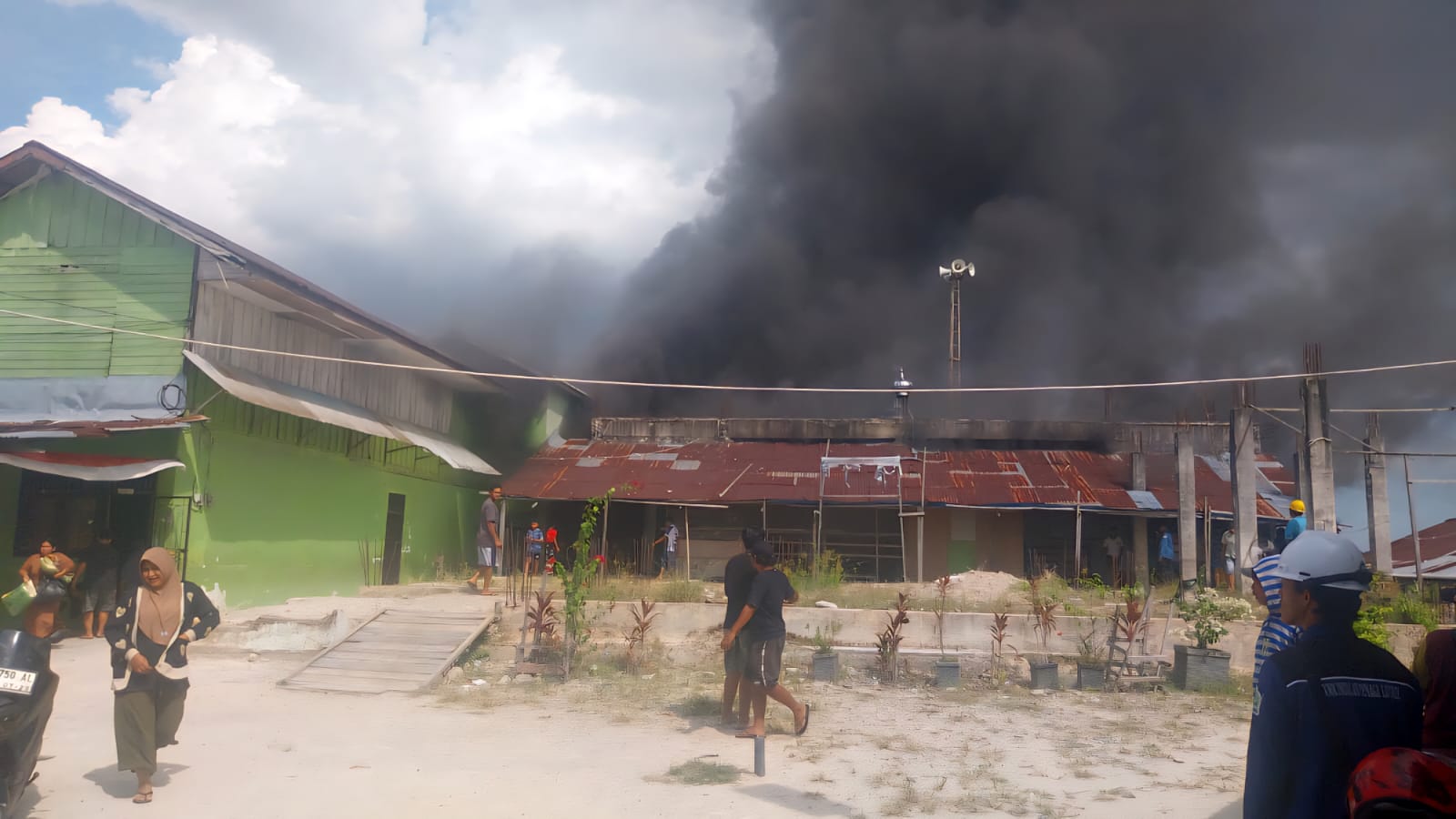 BERHASIL DIPADAMKAN: Kebakaran melanda Masjid As-Solihin di Kelurahan Karang Harapan dipadamkan petugas, Rabu (28/1). (SEPTIAN ASMADI/HRK)
