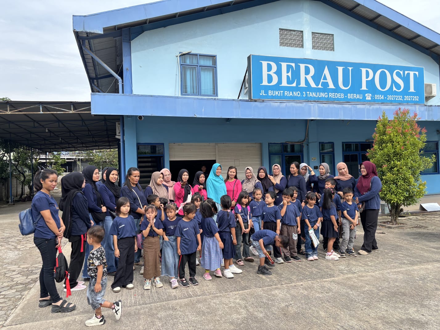 KUNJUNGAN EDUKATIF: Puluhan anak TK Bhakti Bersama Sambakungan mengunjungi Gedung Biru, untuk mengenal dunia komunikasi dan proses penerbitan koran sejak usia dini. (IZZA/BP)