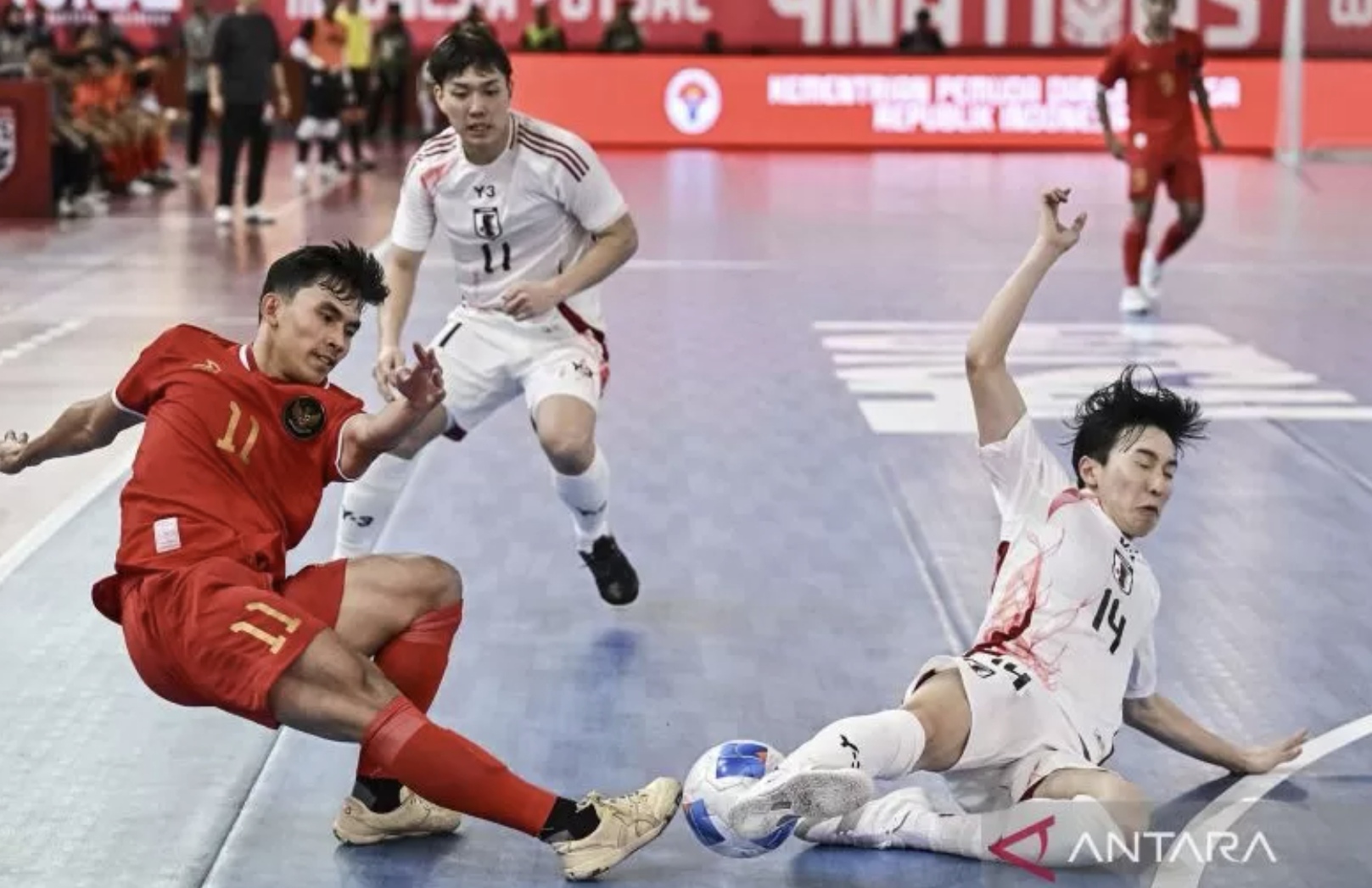 Pemain timnas futsal Indonesia M Syaifullah (kiri) berebut bola dengan pemain timnas futsal Jepang Niwa Shuto (kanan) pada kompetisi Indonesia Futsal 4 Nations World Series 2025. (ANTARA)