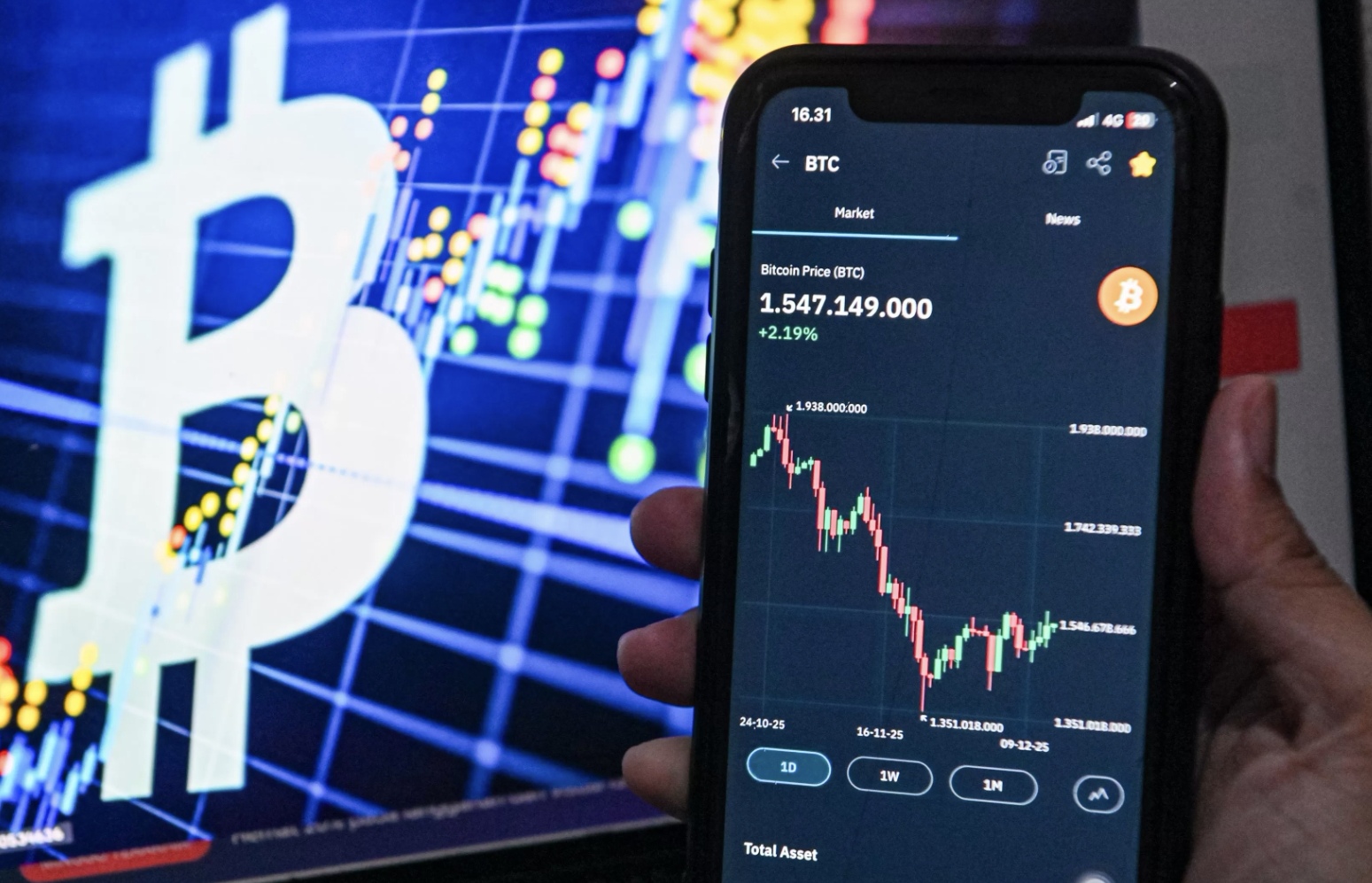 Investor melihat pergerakan kripto Bitcoin melalui handphone di Depok, Jawa Barat, Rabu (10/12/2025). (Salman Toyibi/ Jawa Pos)