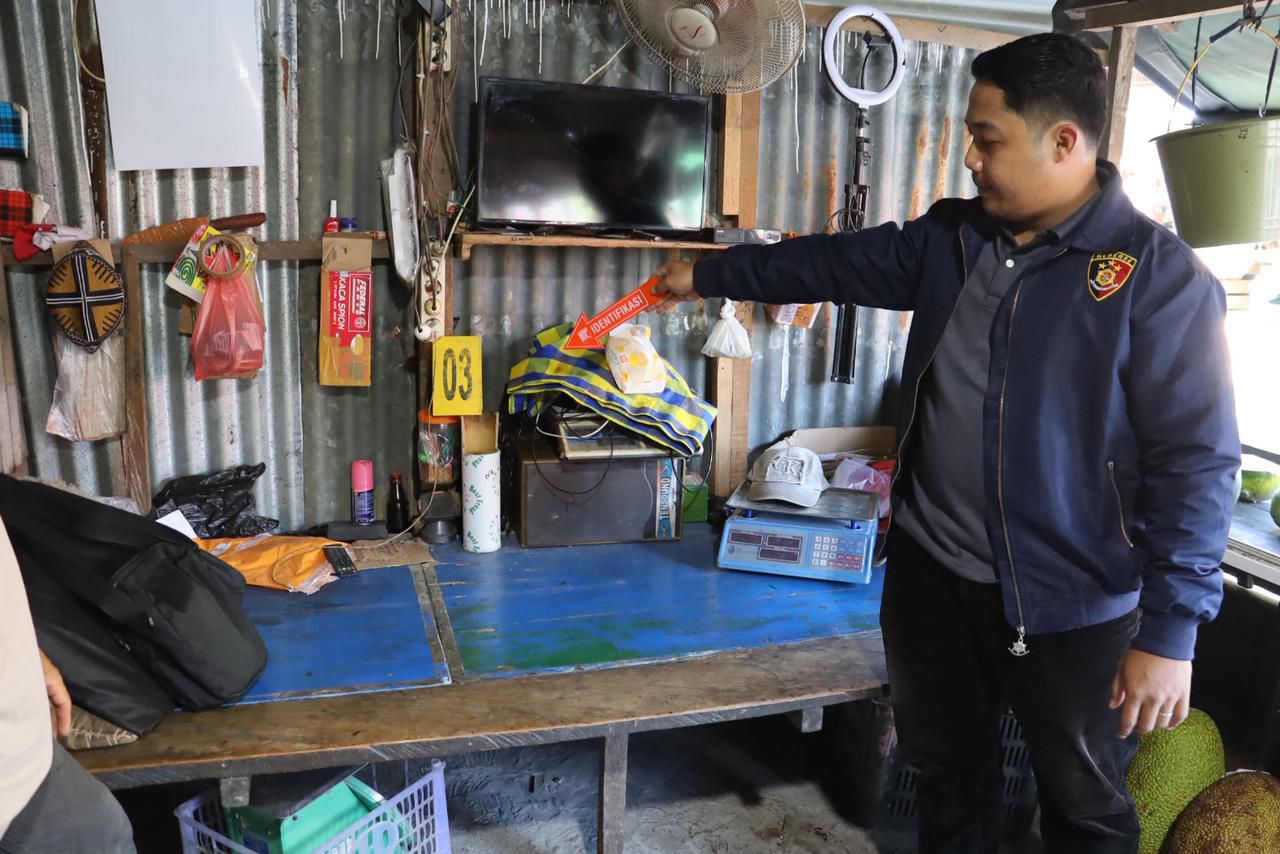 PENCURIAN HANDPHONE: Polisi lakukan olah TKP kasus pencurian di sebuah lapak penjual buah di Jalan Aki Balak RT 55, Kelurahan Karang Anyar, Tarakan Barat. (POLRES TARAKAN UNTUK HRK)