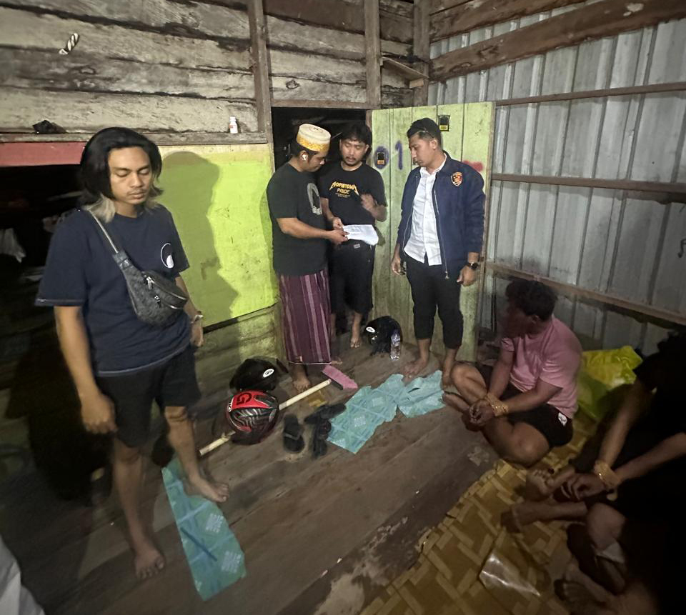 DIGEREBEK: Personel Satresnarkoba Polres Tarakan mendapati tiga tersangka usai mengonsumsi sabu, Rabu (7/1). (POLRES TARAKAN UNTUK HRK)