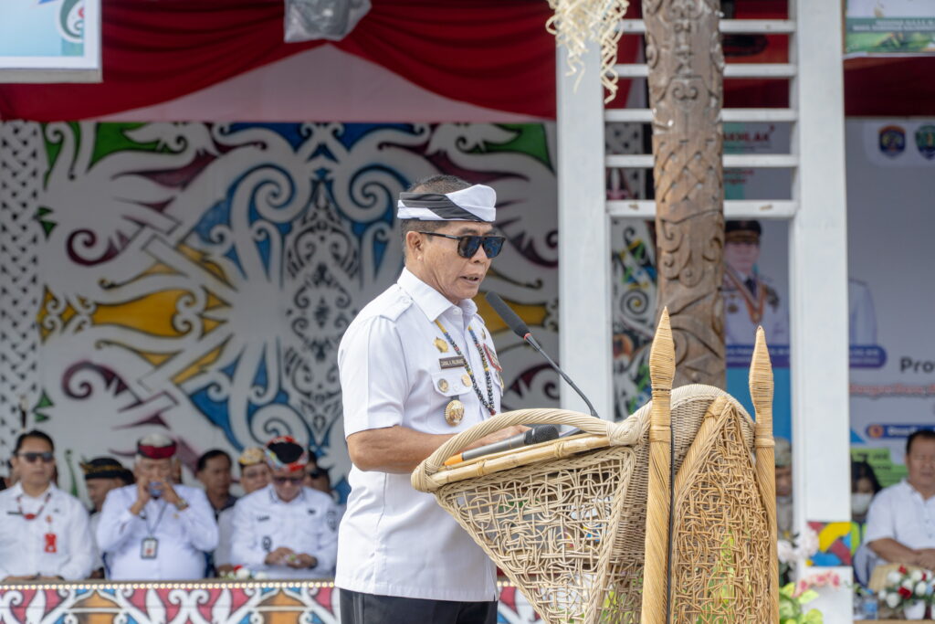 HARI DESA: Gubernur Kaltara Zainal A. Paliwang,hadir menyapa masyarakat dan perangkat desa di Alun-alun Desa Pulau Sapi, Kabupaten Malinau. (DKISP KALTARA)