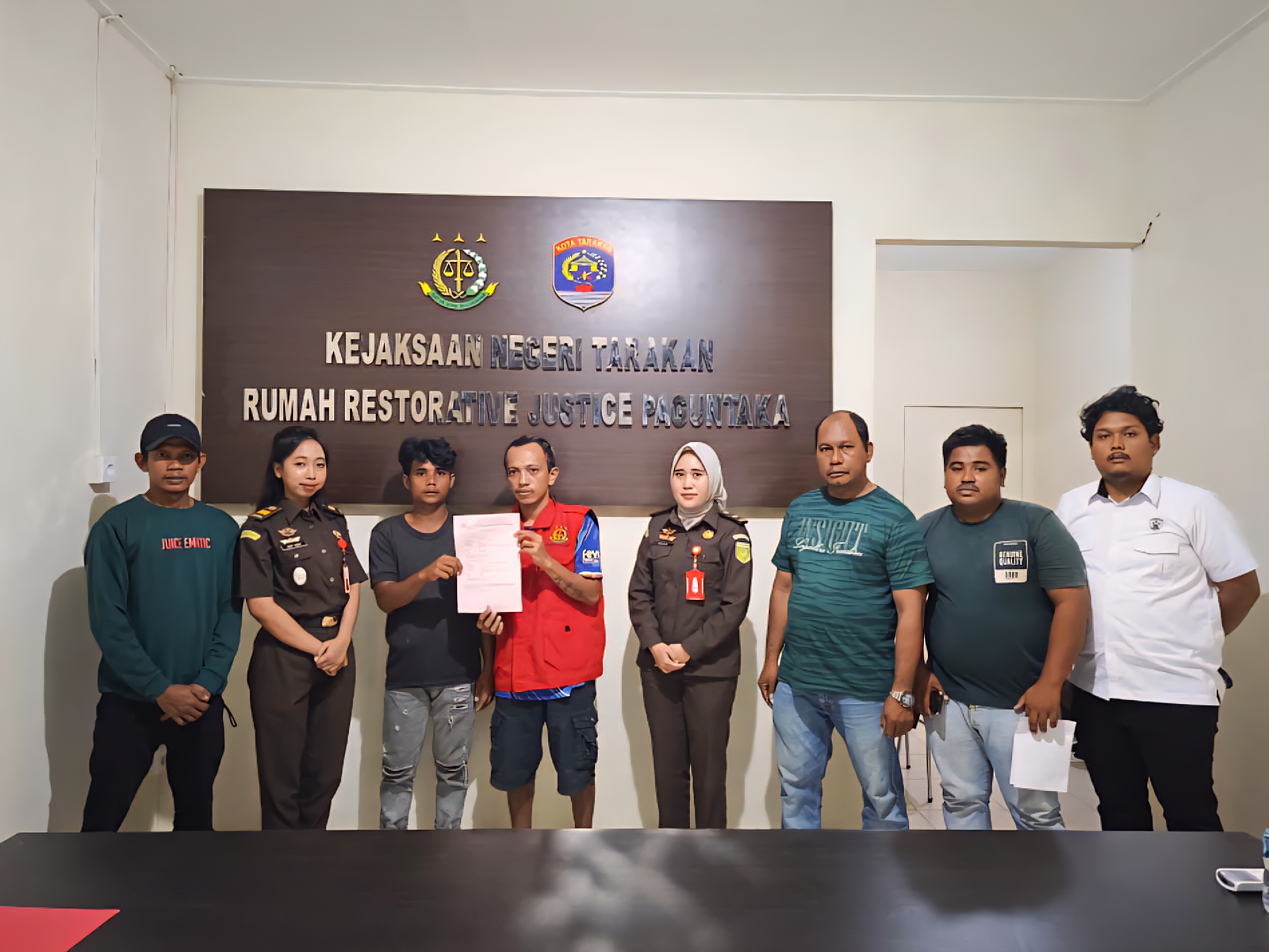 RESTORATIVE JUSTICE: Kejari Tarakan saat mempertemukan tersangka dan korban untuk dilakukan restorative justice pada tahun 2025 lalu. (KEJARI TARAKAN UNTUK HRK)