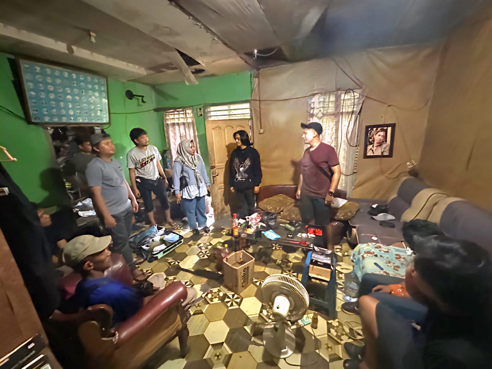GELEDAH RUMAH.: Tim opsnal Satresnarkoba Polres Tarakan geledah rumah tersangka dan ditemui sabu seberat 25 gram. (POLRES TARAKAN UNTUK HRK)