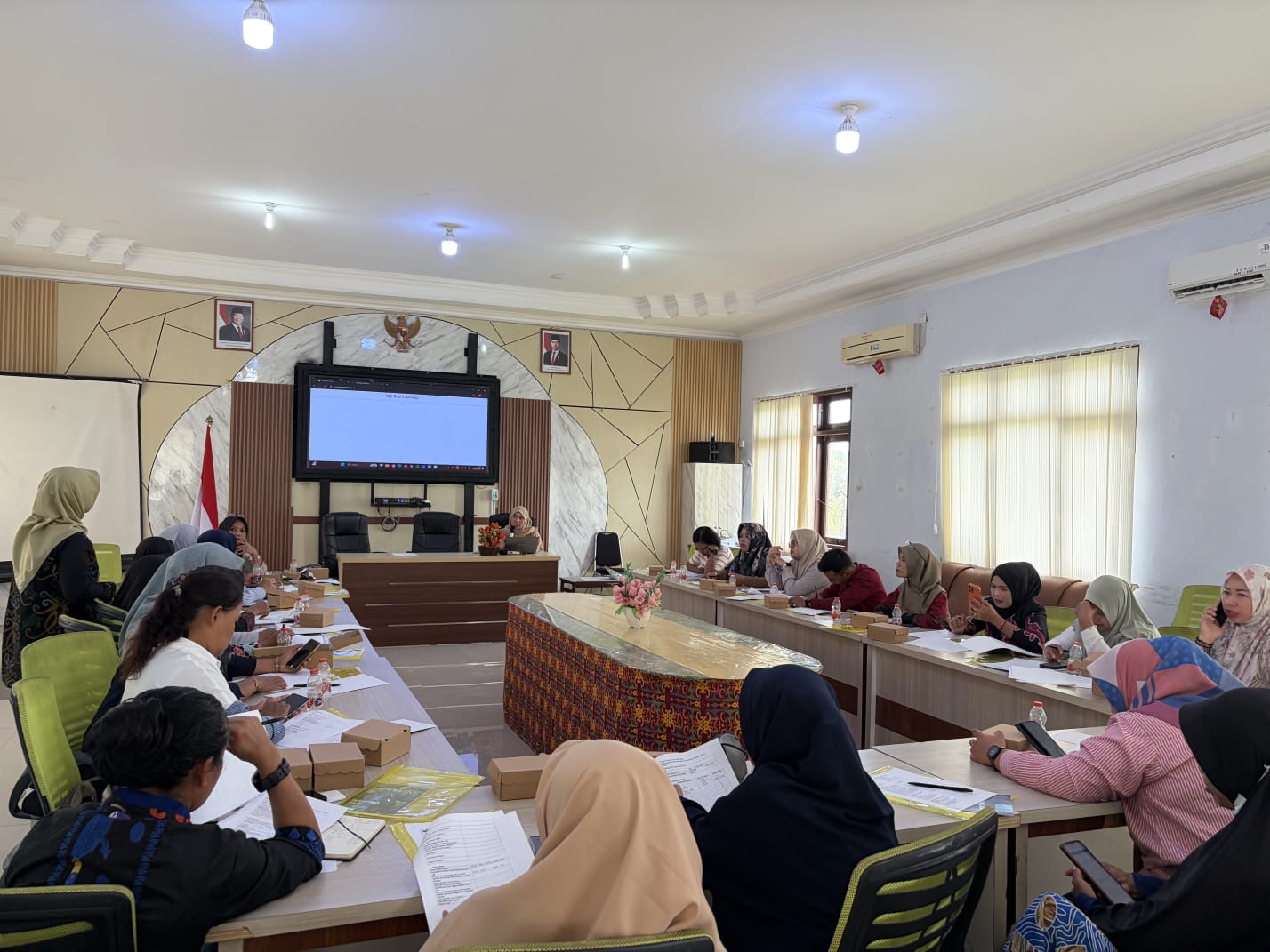 BERI PENDAMPINGAN: Diskoperindag Berau saat memberikan pendampingan pengisian akun SIINas kepada para pelaku usaha yang harus dilaporkan selama triwulan sekali. (IZZA/BP)