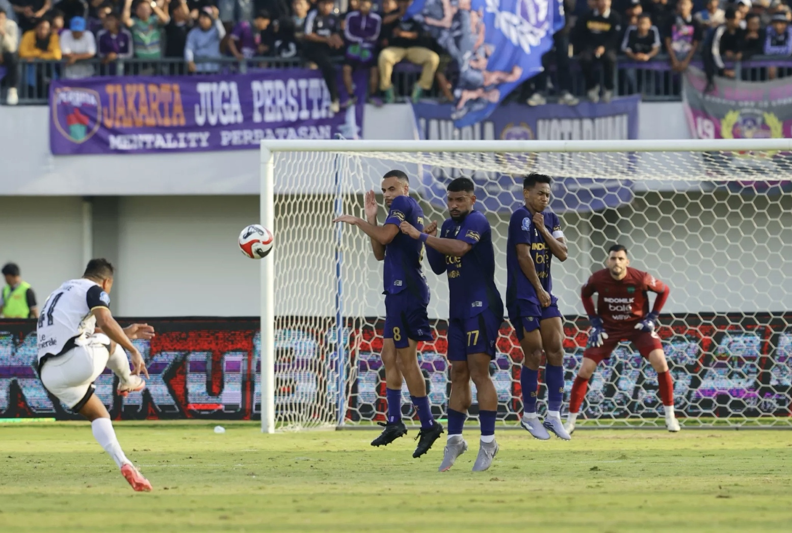 Persija Jakarta mengalahkan Persita Tangerang 2-0 dalam pertandingan pekan ke-19 Super League 2025/2026di Indomilk Arena, pada Jumat (30/1) sore. (Dery Ridwansah/JawaPos.com)