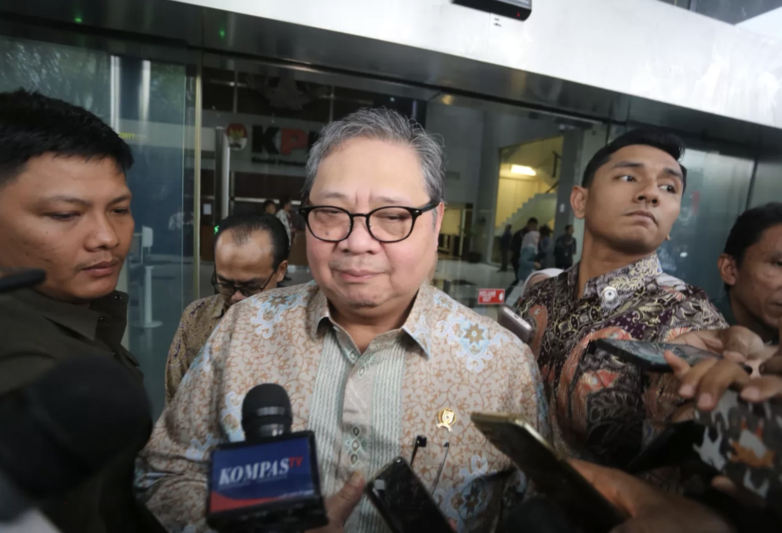 Menko Perekonomian Airlangga Hartarto menjawab pertanyaan awak media usai membahas kajian pencegahan korupsi di Gedung Merah Putih KPK, Jakarta, Rabu (14/1/2026). (Dery Ridwansah/ JawaPos.com)