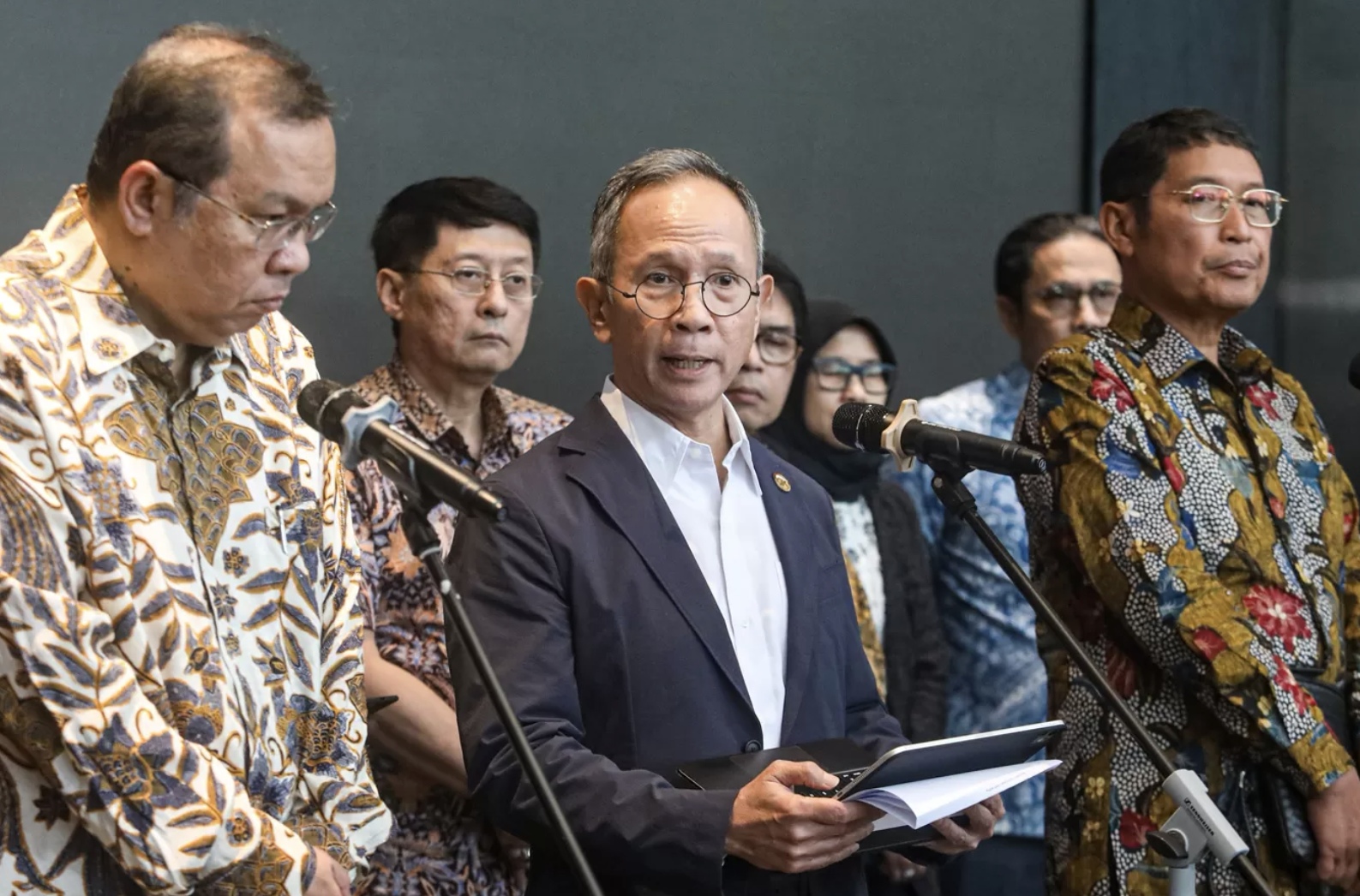Ketua Dewan Komisioner Otoritas Jasa Keuangan (OJK) Mahendra Siregar (tengah) saat memberikan keterangan pers di Gedung Bursa Efek Indonesia, Jakarta, Kamis (29/1/2026). (Salman Toyibi/Jawa Pos)