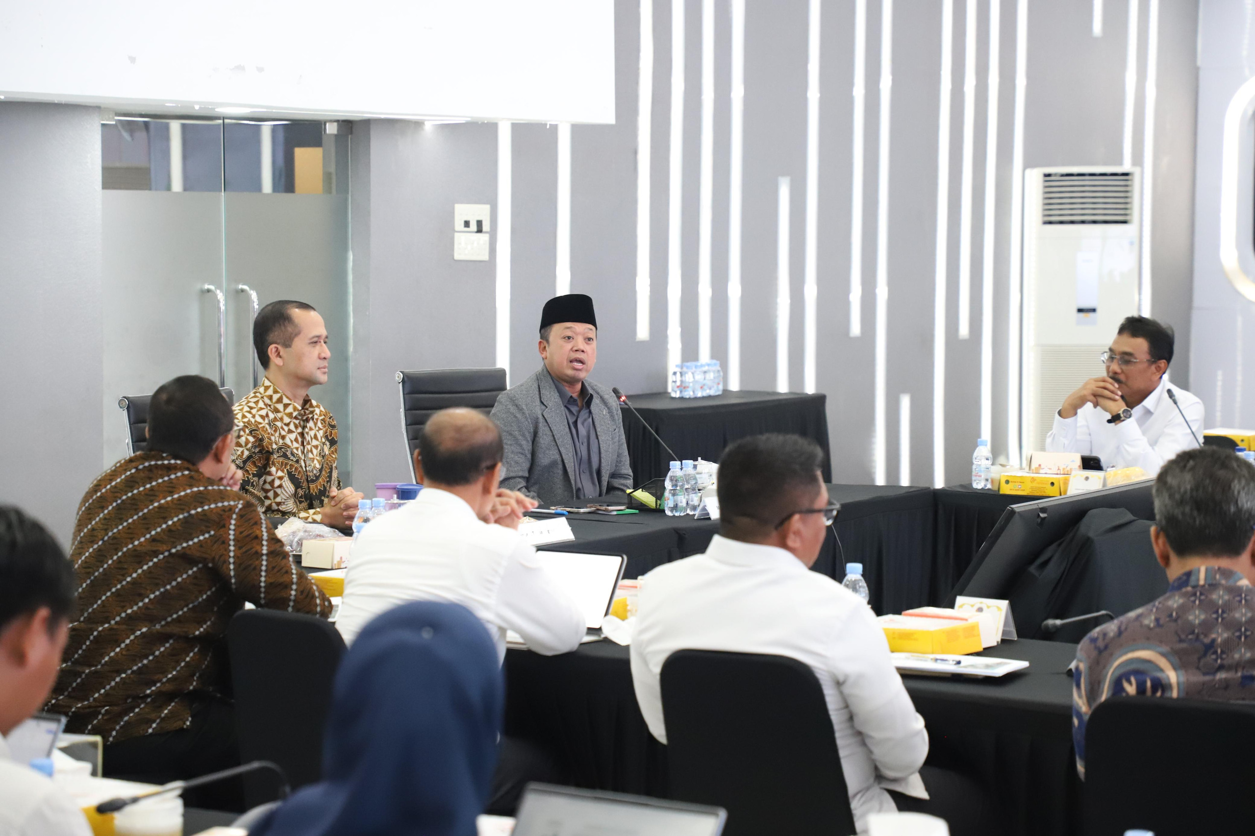 RAKOR: Menteri ATR/BPN Nusron Wahid memimpin rapat koordinasi yang difokuskan pada evaluasi capaian program ILASPP selama tahun 2025. (ATR/BPN)
