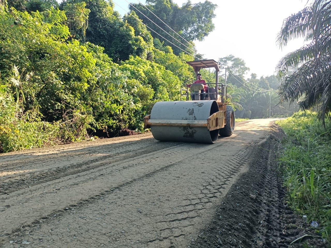 PERBAIKI JALAN: Total perbaikan jalan dan jembatan yang ditangani DPUPR Berau pada 2025 mencapai 170,987 kilometer. (BERAU POST)