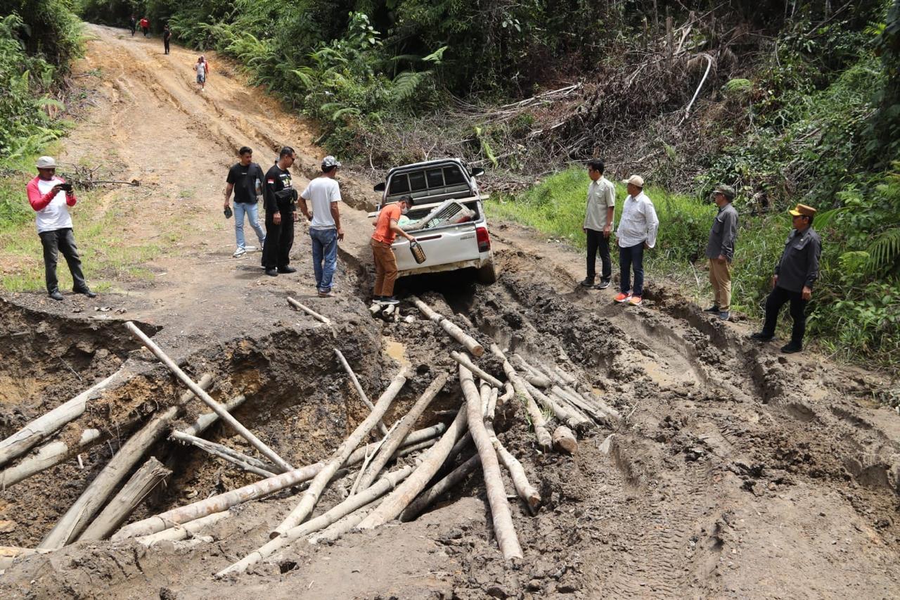ILUSTRASI: Kondisi jalan di kawasan perbatasan Apau Kayan, Kabupaten Malinau sangat memprihatinkan. (HRK)