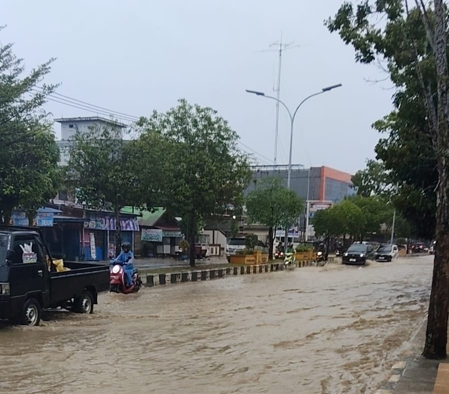 BANJIR: Ruas Jalan Gatot Subroto, Tanjung Redeb terendam banjir. (BERAU POST)