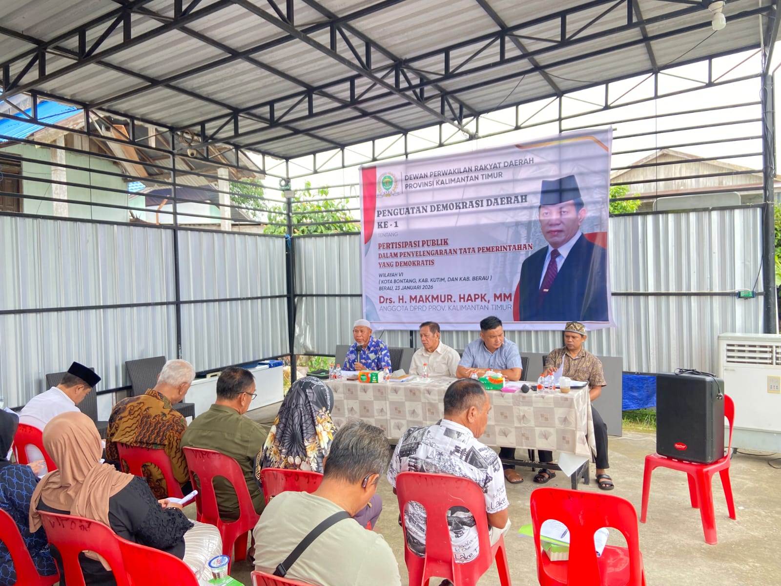 GELAR PDD: Makmur HAPK saat melakukan kegiatan penguatan demokrasi daerah bersama masyarakat dan Ketua RT di wilayah Tanjung Redeb. (ARTA KUSUMA YUNANDA/BP)