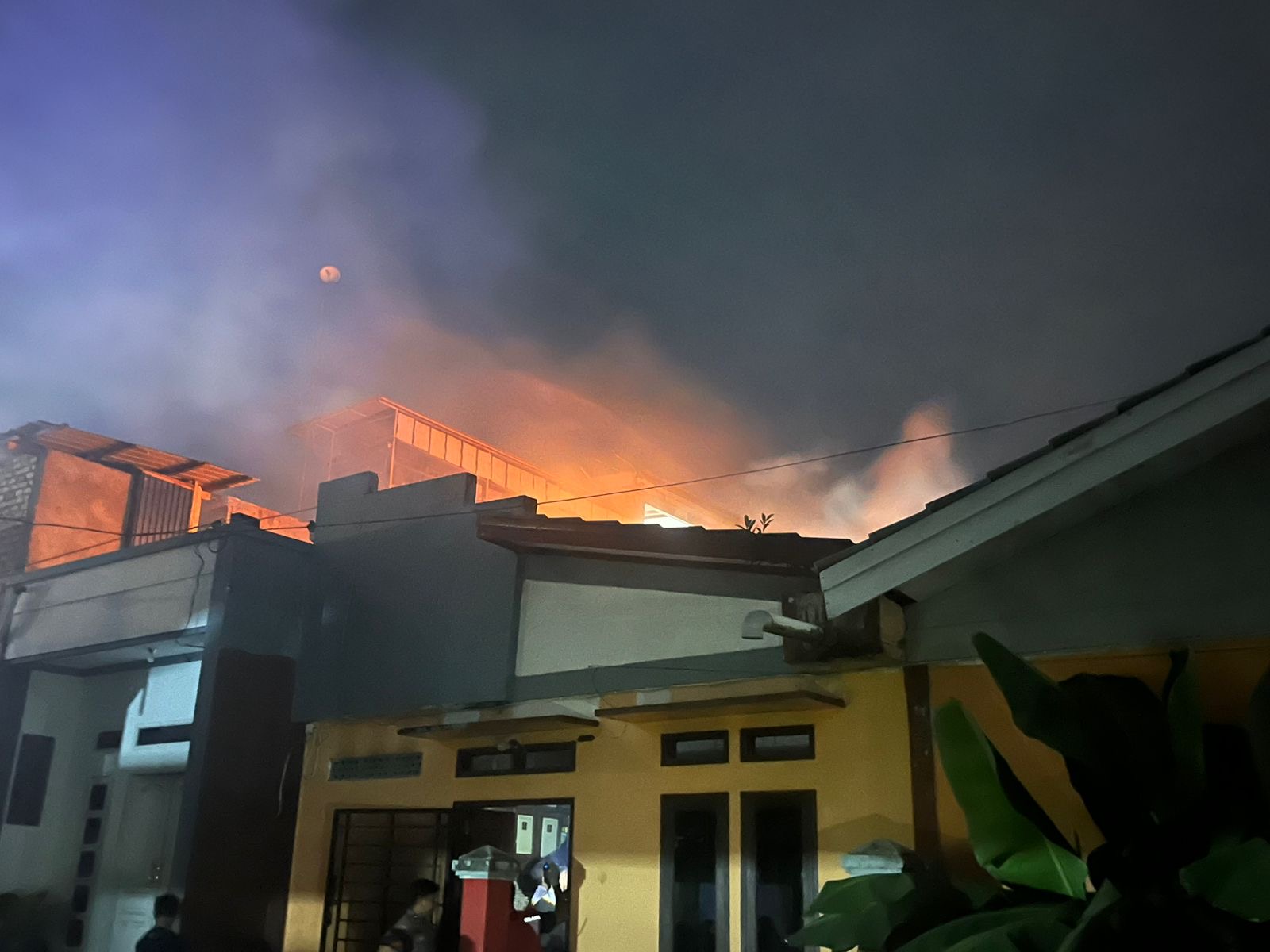 BERKOBAR: Kebakaran kembali terjadi di Jalan Langsat, Kecamatan Tanjung Redeb. Beruntung api berhasil dipadamkan oleh personel Damkar. (ARTA KUSUMA YUNANDA/BP)