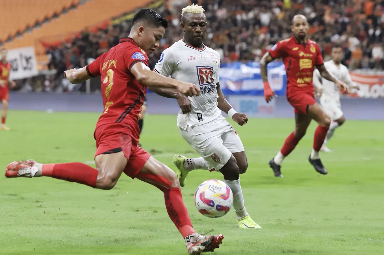 Bek kanan Persija Jakarta, Ilham Rio Fahmi saat berhadapan dengan Malut United FC di JIS. (Rayhan Aji Satria/JawaPos.com)