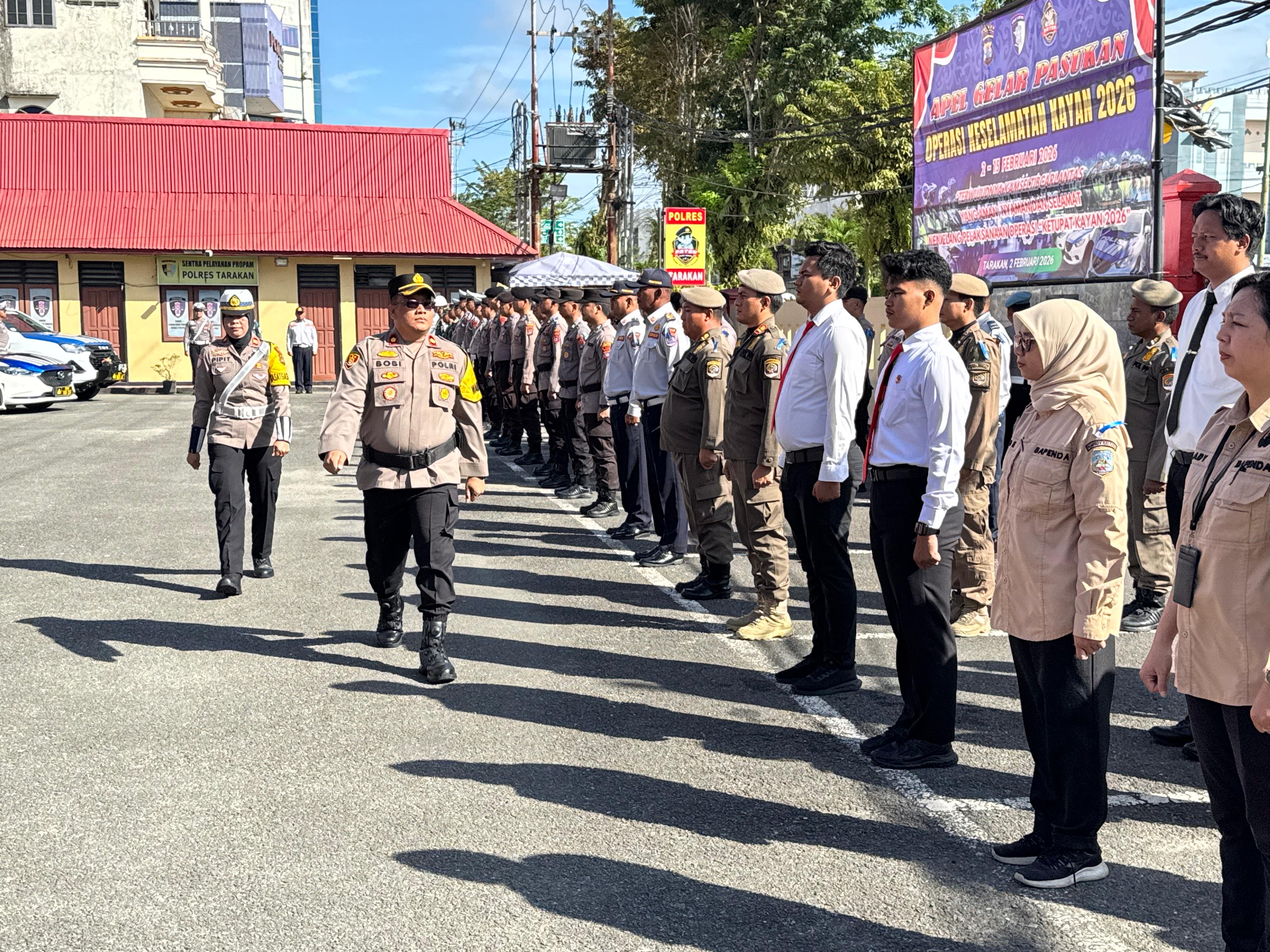 PIMPIN APEL: Wakapolres Tarakan Kompol Bobi Vaski Pranata pimpin apel gelar pasukan Operasi Keselamatan Kayan 2026, Senin (2/2). (SEPTIAN ASMADI/HRK)