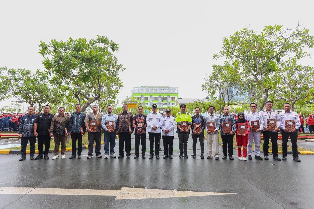 FOTO BERSAMA: Manajemen PT Berau Coal bersama Wakil Gubernur Kaltim, Seno Aji, saat sesi foto bersama usai Apel BK3N di Balikpapan beberapa waktu lalu. (SENO/BP)