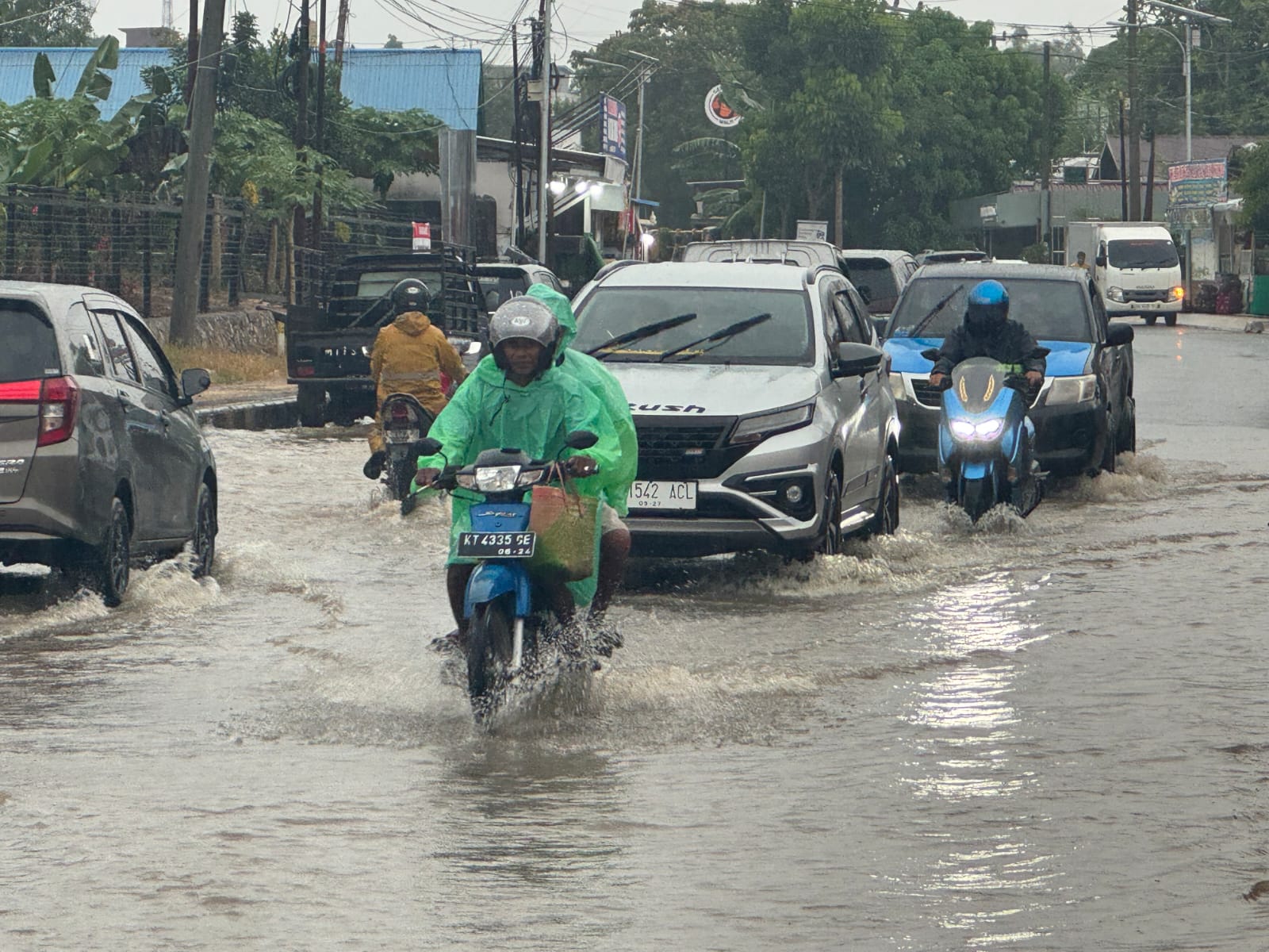 TERHAMBAT: Beberapa titik di Jalan Gatot Subroto terpantau sempat tergenang sehingga cukup menghambat laju kendaraan bermotor. (SENO/BP)