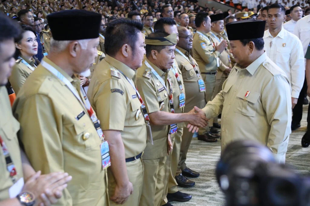 RAKORNAS: Gubernur Kaltara  Zainal A. Paliwang, berjabat tangan dengan Presiden RI Prabowo Subianto saat Rakornas di SICC Bogor, Jawa Barat. (DKISP KALTARA)