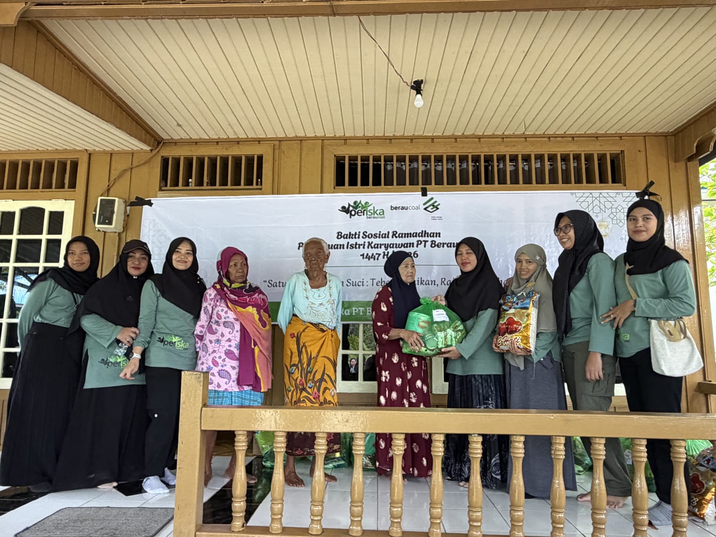BERI BANTUAN: Periska PT Berau Coal menyalurkan bantuan sembako kepada warga yang membutuhkan dalam rangka menjelang bulan Ramadan. (IZZA/BP)