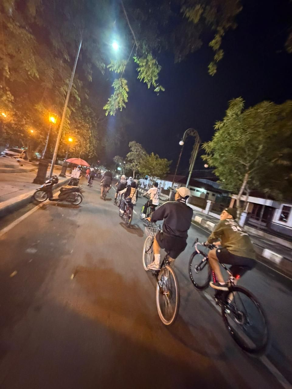 SEHAT: Puluhan pesepada yang tergabung dalam Komunitas Abissia Bike mulai menerapkan bersepeda malam hari. (SIGIT PAMUNGKAS UNTUK BERAU POST)