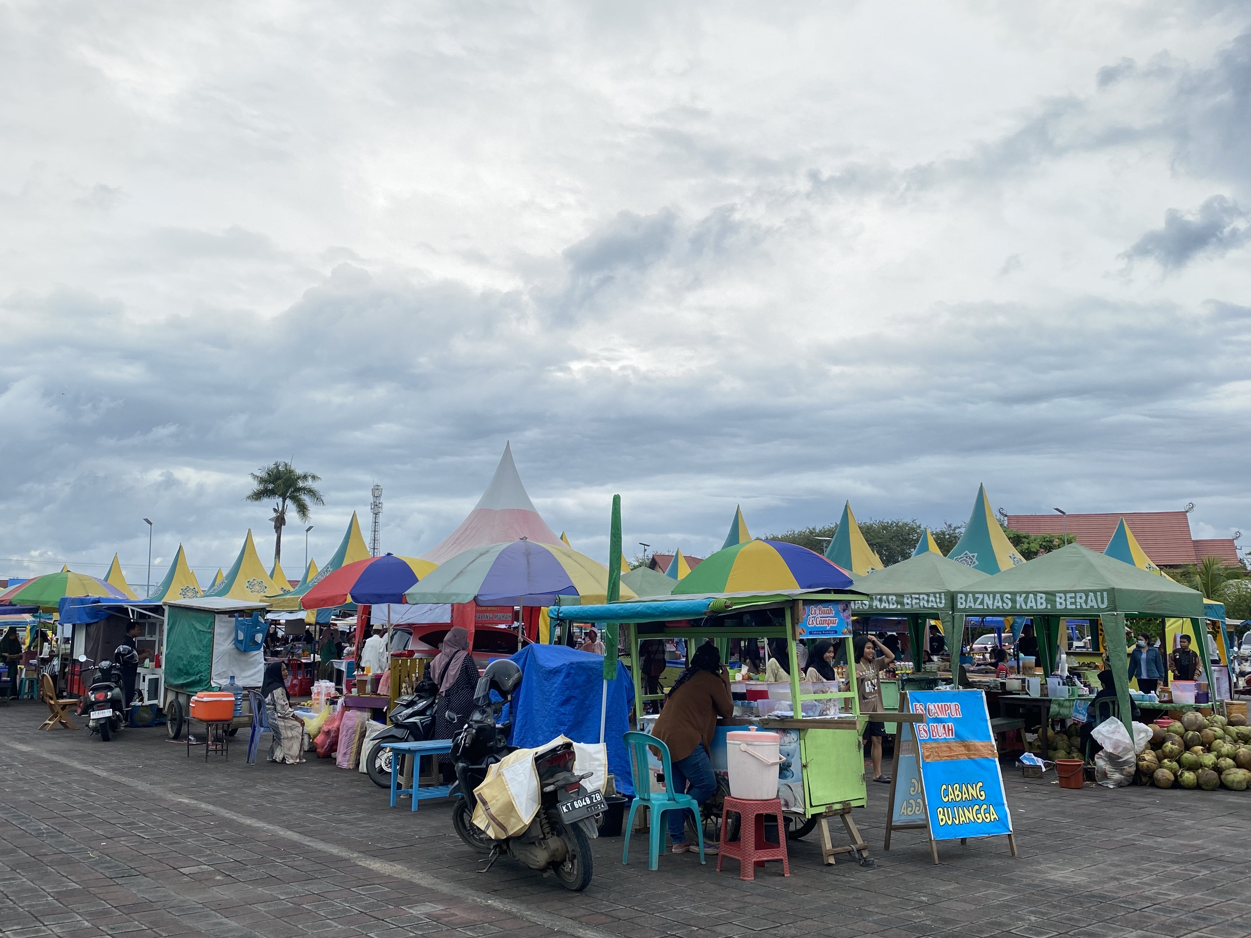 Persiapan matang, tenda UMKM sudah penuh! Panitia siapkan puluhan lapak kuliner untuk semarakkan Ramadan 1447 H. (IZZA/BP)