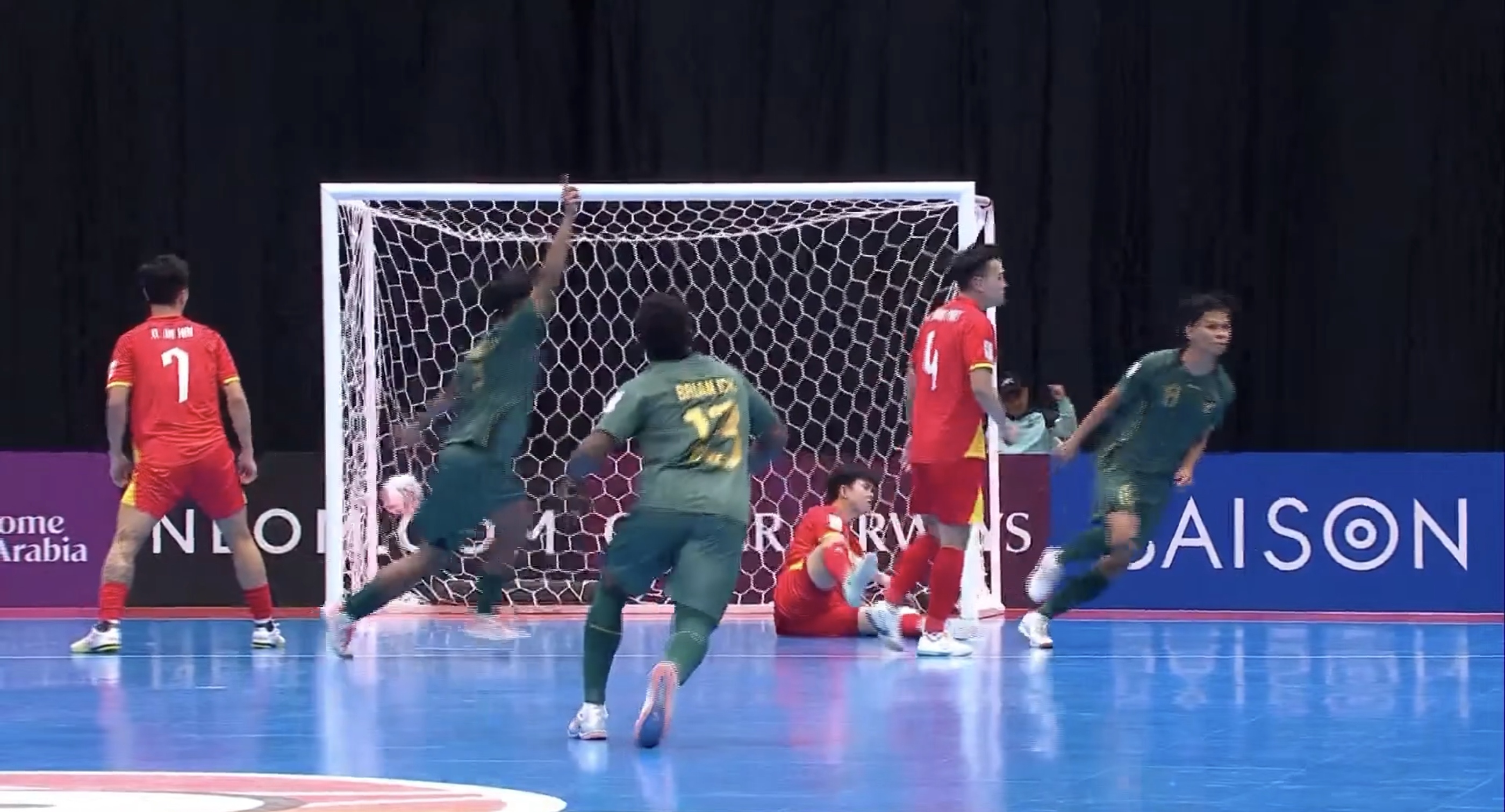 Momen usai terciptanya gol kedua, yang dieksekusi dengan baik oleh Ardiansyah Nur. (Youtube: Federasi Futsal Indonesia)