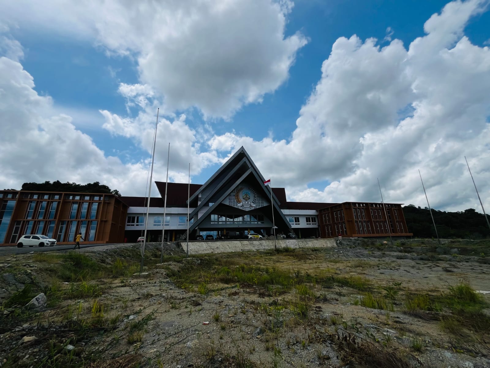 PEMBANGUNAN: Secara fisik bangunan utama Gedung DPRD telah rampung dan sudah digunakan dalam beberapa tahun terakhir. (FAISAL/HRK)