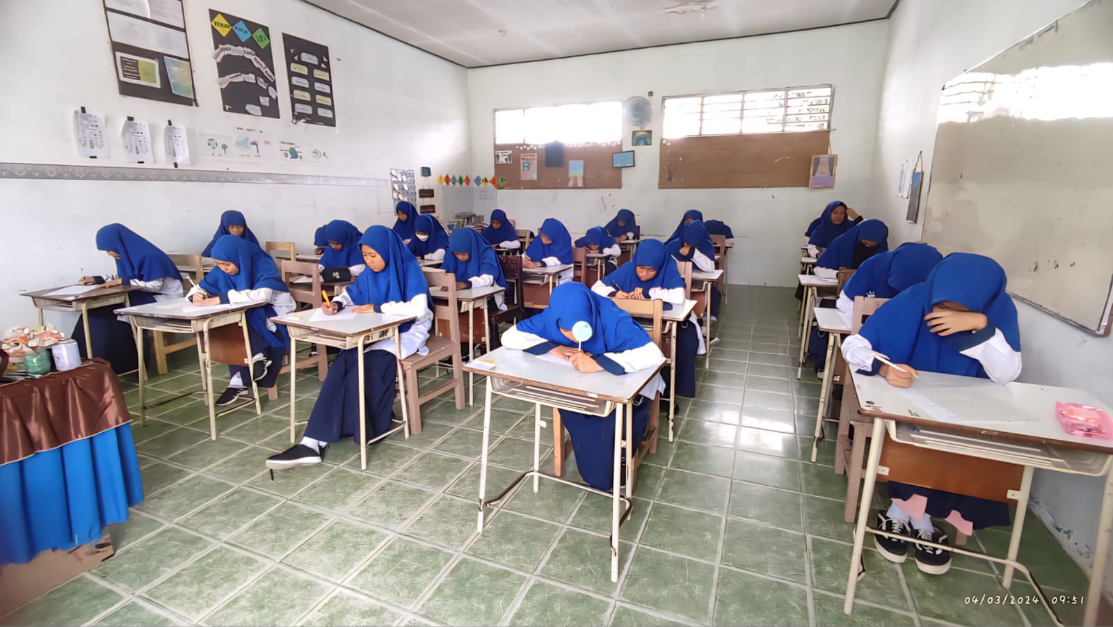 PENDIDIKAN: Anak di Tarakan saat proses belajar mengajar di Madrasah. (SEPTIAN ASMADI/HRK)