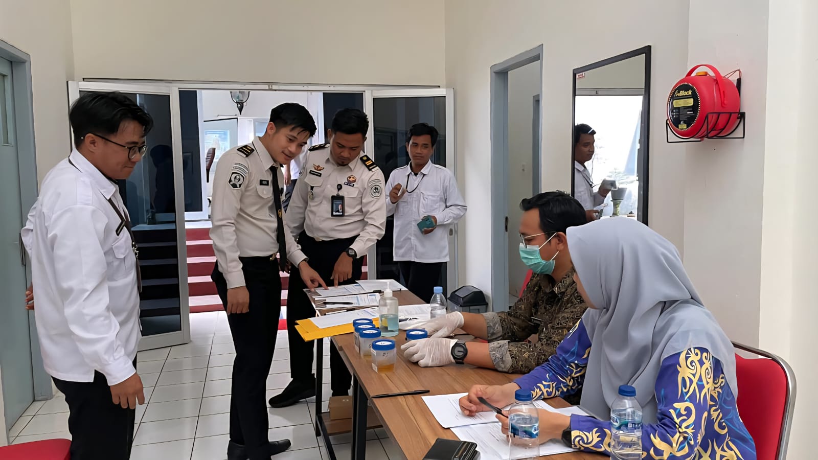 TES URINE: Pegawai dan klien pemasyarakatan turut dilakukan tes urine, Rabu (4/2). (SEPTIAN ASMADI/HRK)
