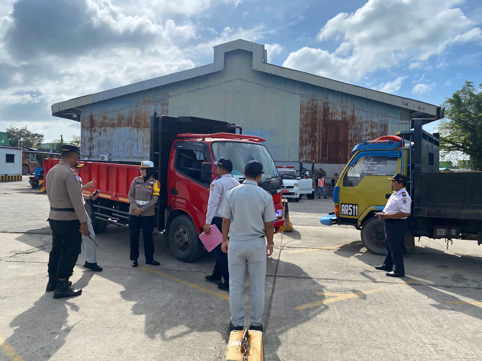RAMP CHECK: Polres Tarakan gelar ramp check angkutan umum dan barang di Pelabuhan Malundung dan Bandara Juwata Tarakan, Rabu (4/2). (SEPTIAN ASMADI/HRK)