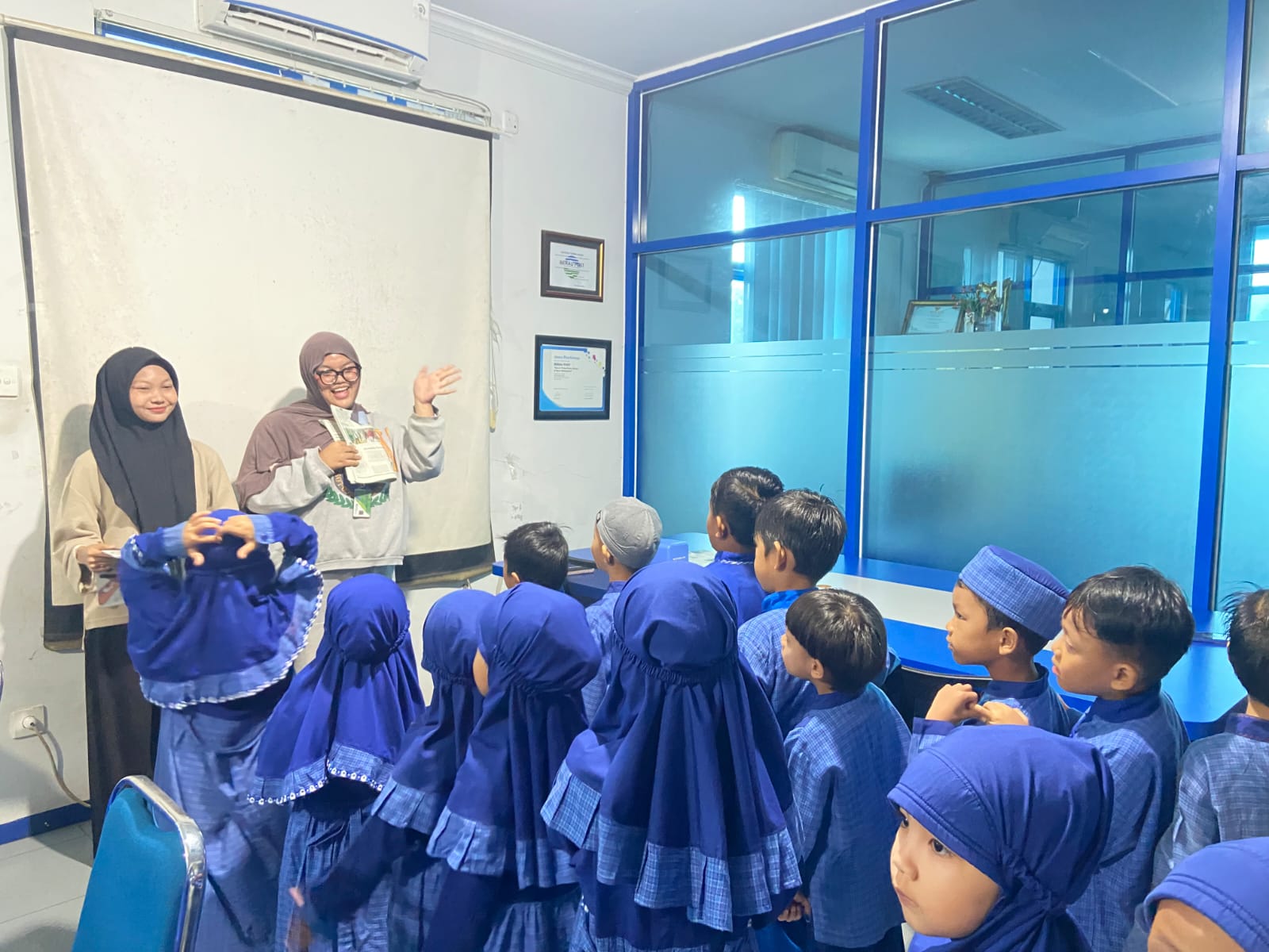 BELAJAR TENTANG MEDIA: Jajaran Berau Post saat memberikan pemahaman terhadap murid-murid PAUD Nurul Amin, kemarin (4/2). (ARTA KUSUMA YUNANDA/BP)