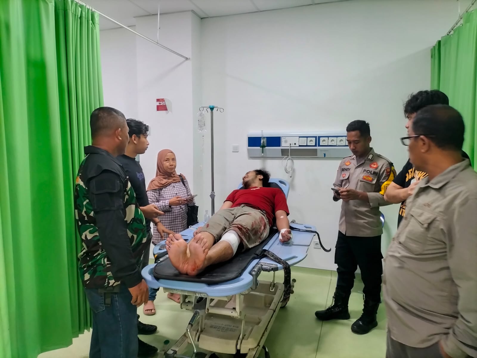 DISERANG BUAYA: Muhammad Faris Irfandi langsung mendapat pertolongan di RSUD Abdul Rivai, usai tangan kirinya mengalami luka serius akibat serangan buaya. (LURAH GAYAM UNTUK BERAU POST)