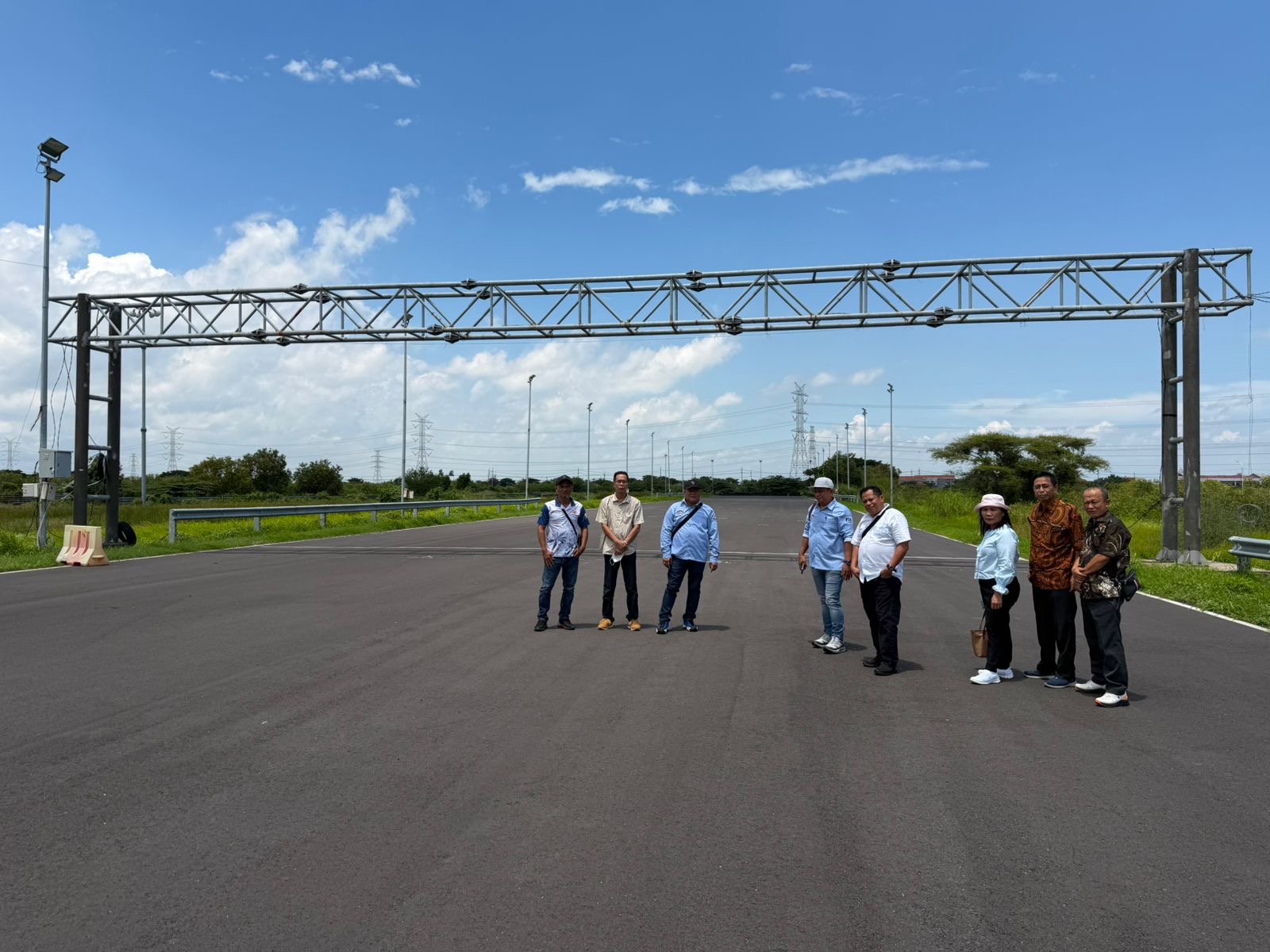 STUDI TIRU: DPRD, IMI Berau, bersama Dispora Berau saat meninjau sirkuit di Kota Surabaya kemarin. (ARTA KUSUMA YUNANDA/BP)