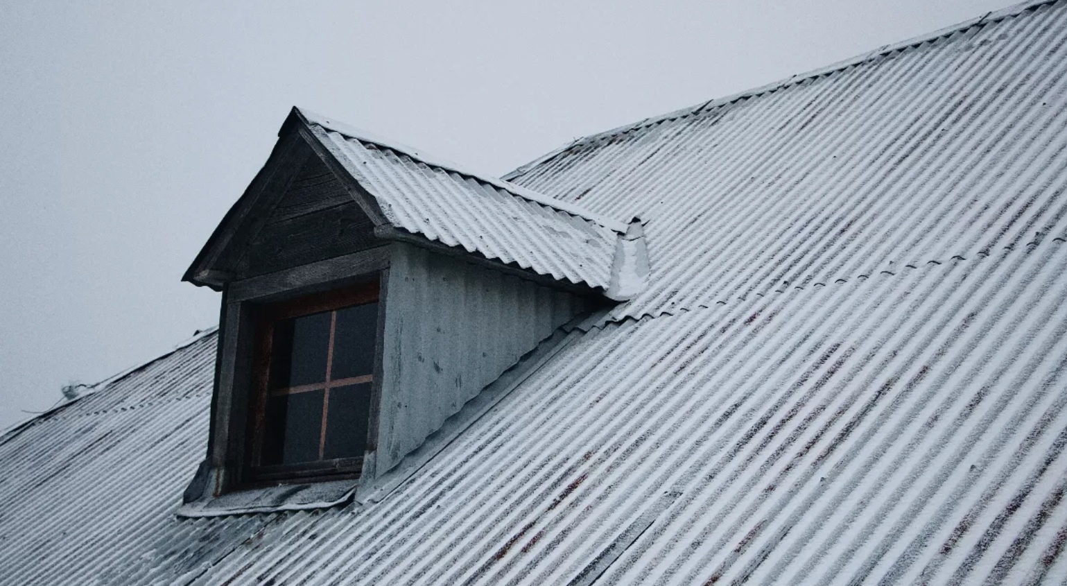 Ilustrasi atap rumah menggunakan seng. (Freepik)